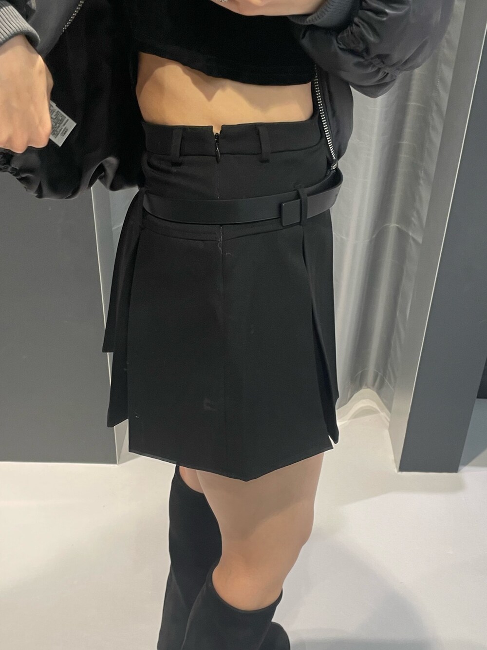 グレー系のブルゾン、ブラック系のTシャツ/カットソー、ブラック系のスカートを着用したレディースの冬コーディネートの7枚目の写真