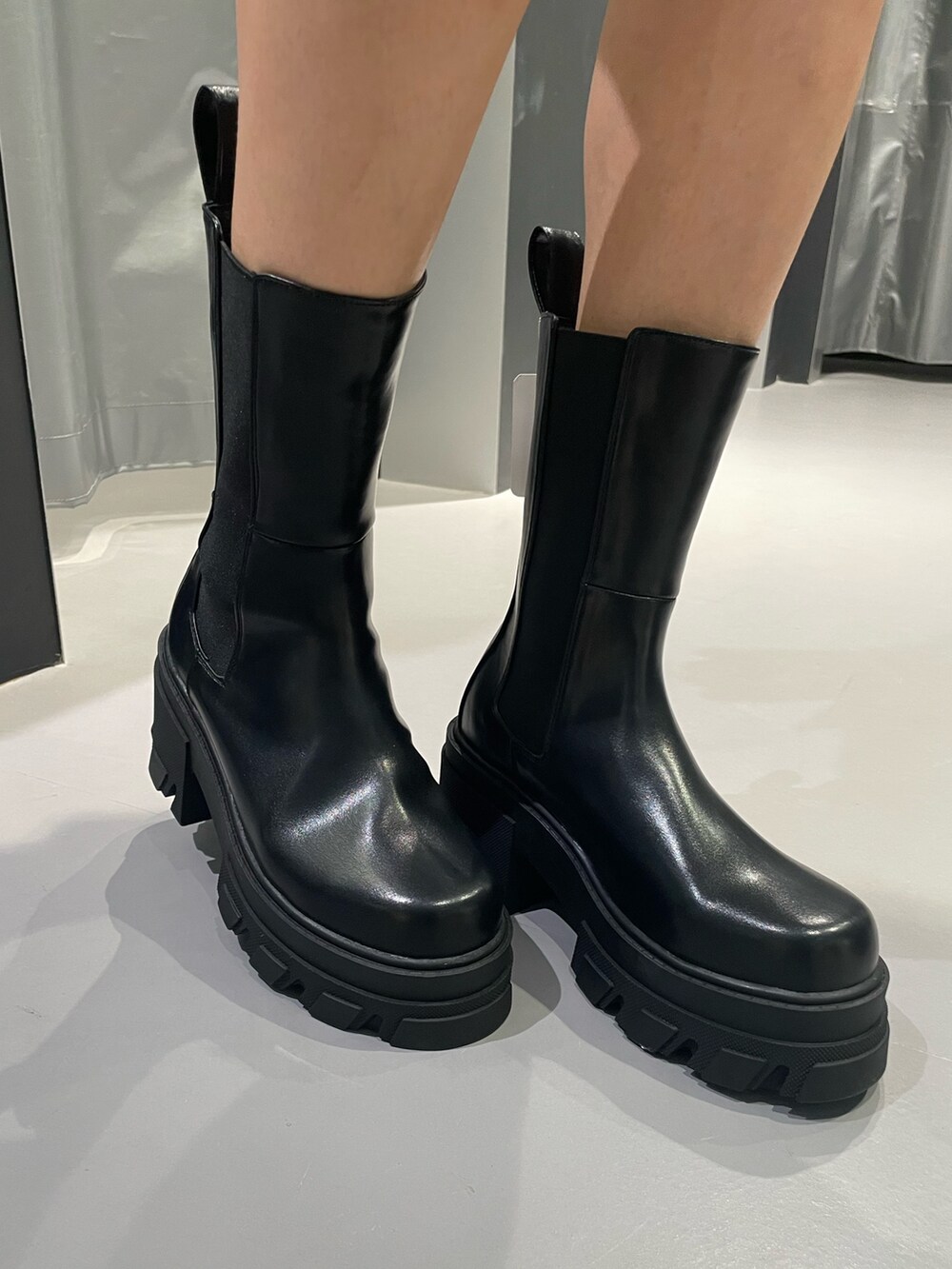 グレー系のニット/セーター、ブルー系のデニムパンツ、ブラック系のハンドバッグを着用したレディースの秋コーディネートの8枚目の写真