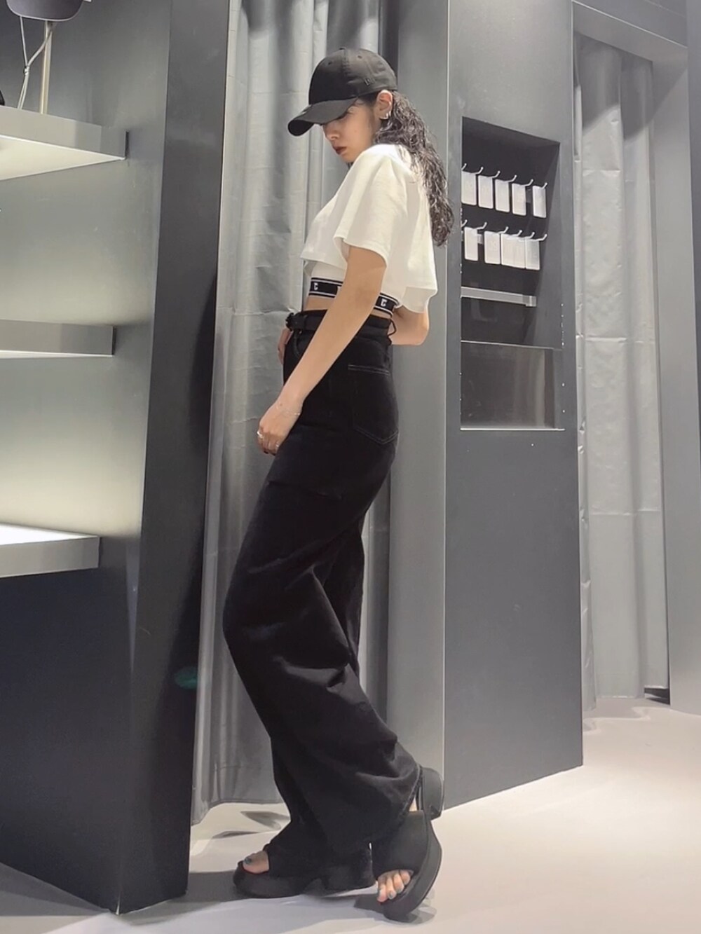 ホワイト系のTシャツ/カットソー、ブラック系のデニムパンツ、ブラック系のサンダルを着用したレディースの夏コーディネートの2枚目の写真