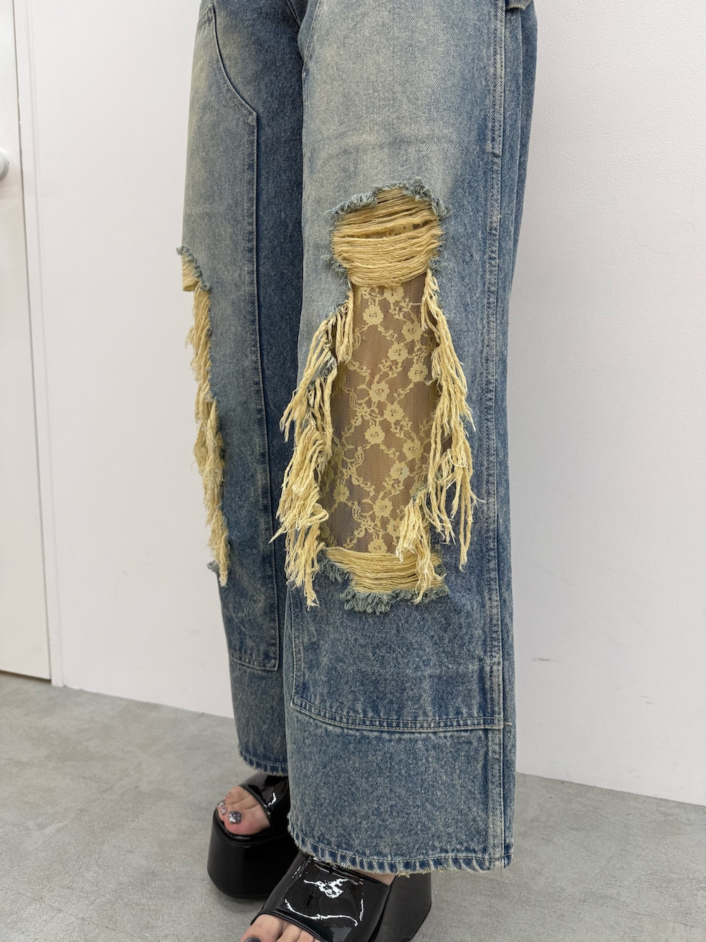 ブラック系のサンダル、ブルー系のデニムパンツ、ホワイト系のTシャツ/カットソーを着用したレディースの春コーディネートの5枚目の写真
