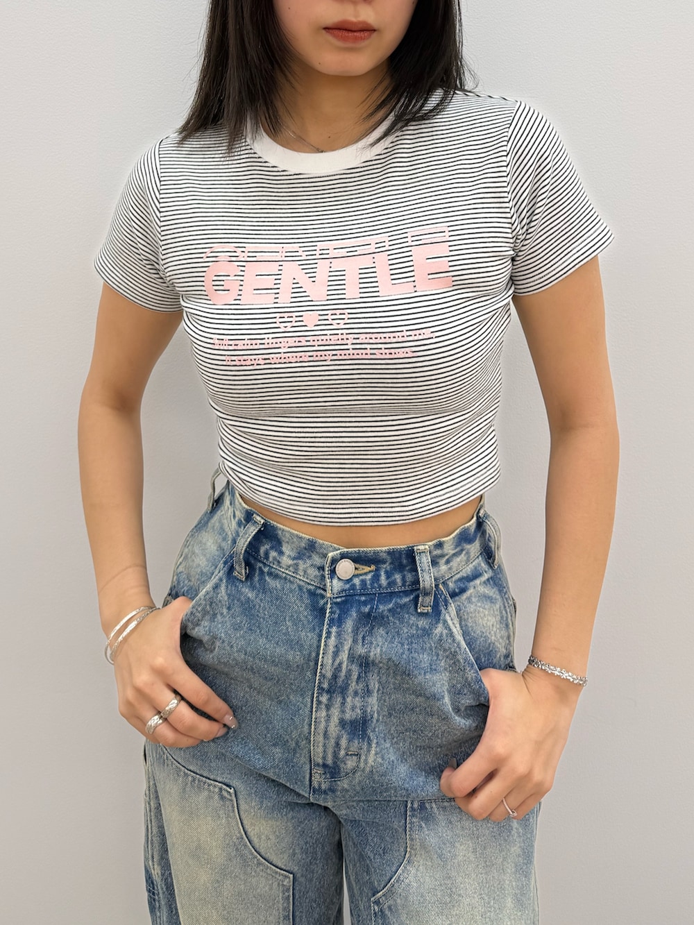 ブラック系のサンダル、ブルー系のデニムパンツ、ホワイト系のTシャツ/カットソーを着用したレディースの春コーディネートの4枚目の写真