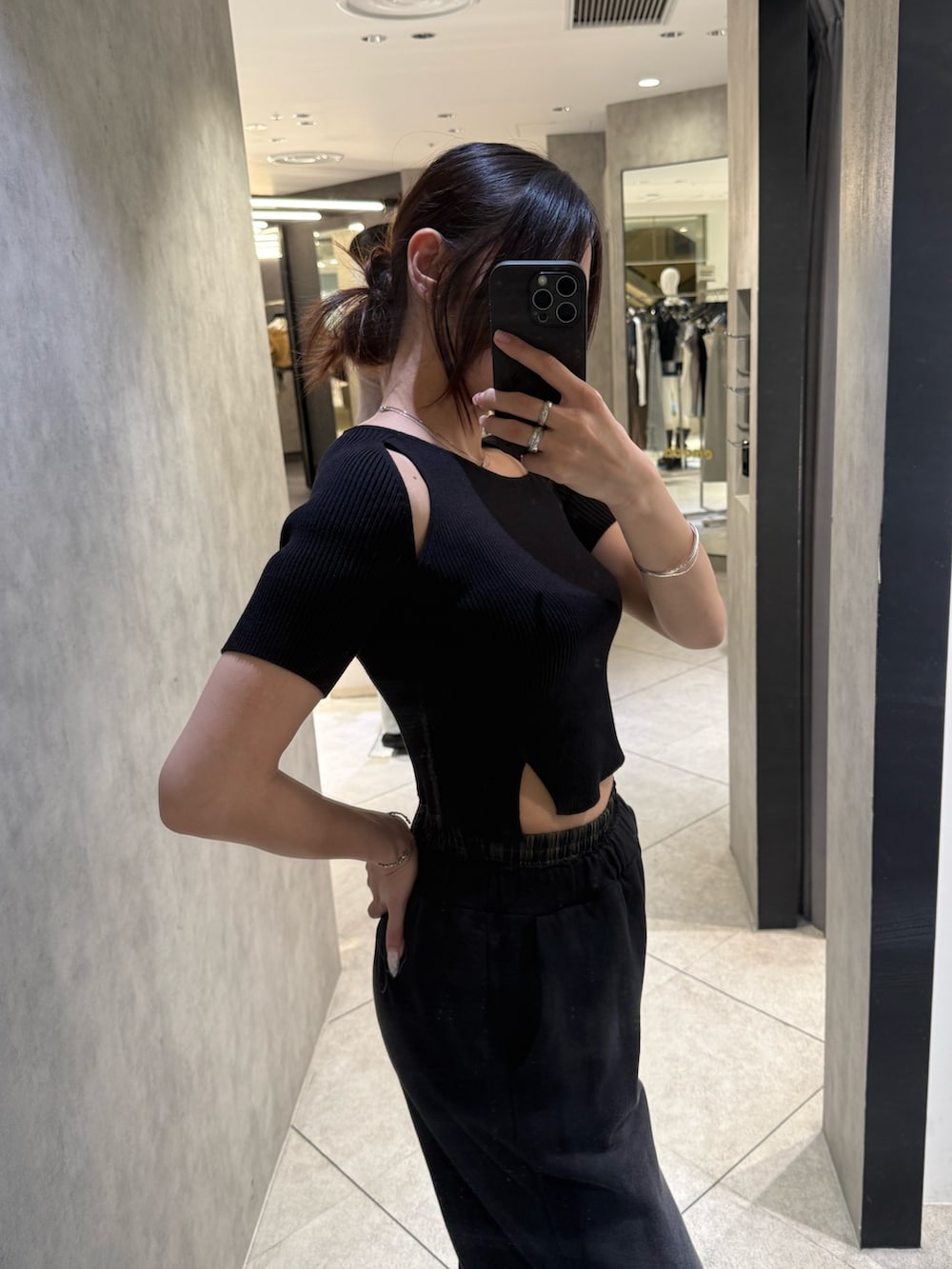 ブラック系のニット/セーター、ブラック系のスウェットパンツ、ブラック系のスニーカーを着用したレディースの春コーディネートの5枚目の写真