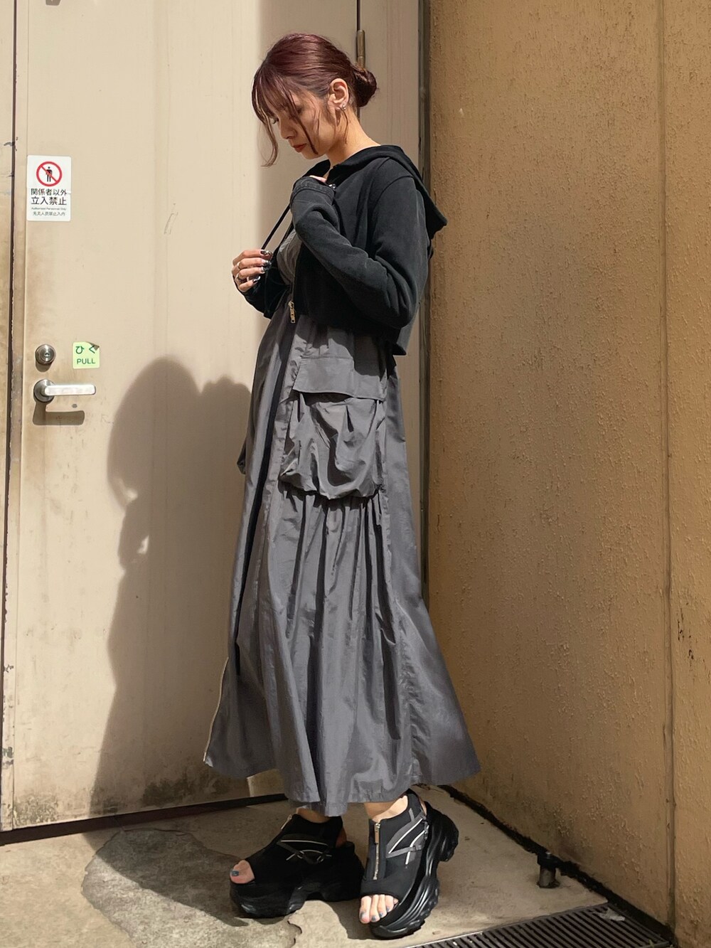 ブラック系のTシャツ/カットソー、グレー系のワンピース、ブラック系のサンダルを着用したレディースの春コーディネートの2枚目の写真