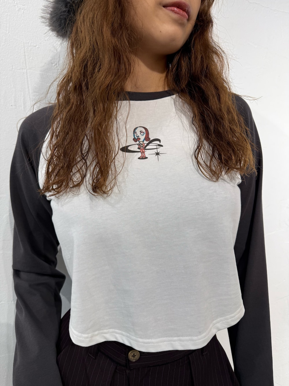 グレー系のTシャツ/カットソー、ブラウン系のその他パンツ、ブラック系のブーツを着用したレディースの秋コーディネートの4枚目の写真