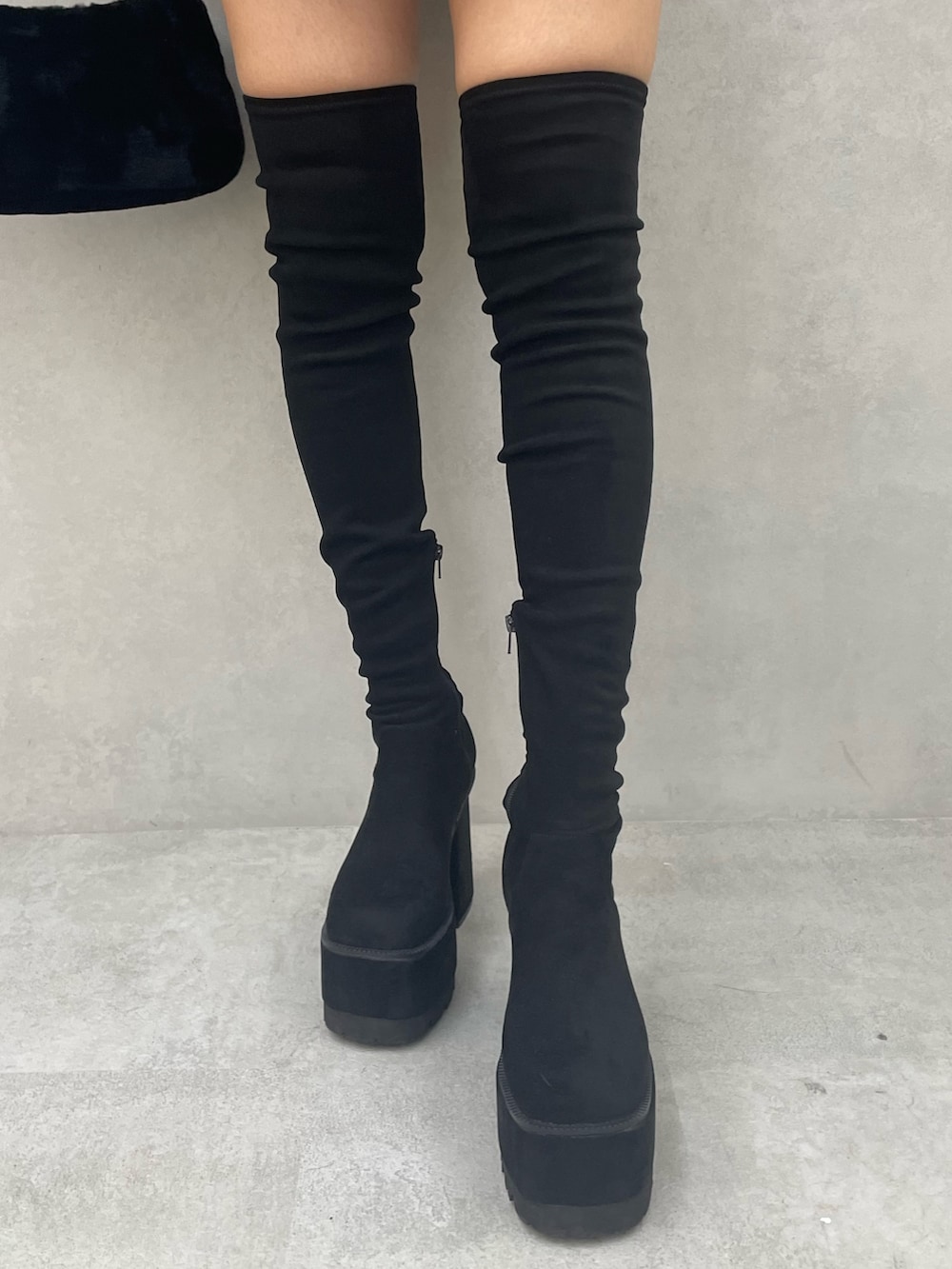 グレー系のニット/セーター、ブラック系のスカート、ブラック系のハンドバッグを着用したレディースの冬コーディネートの9枚目の写真