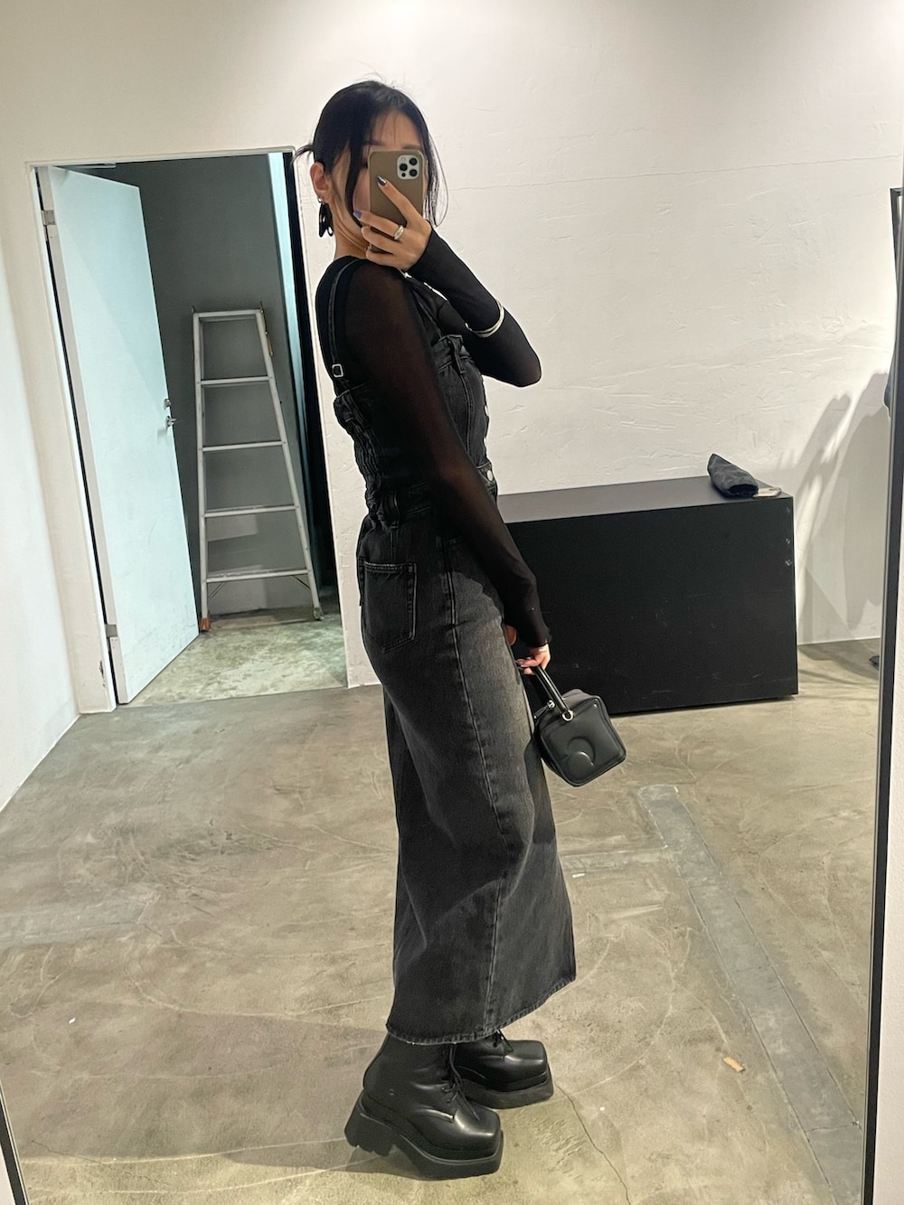 ブラック系のTシャツ/カットソー、ブラック系のワンピース、ブラック系のハンドバッグを着用したレディースの春コーディネートの2枚目の写真