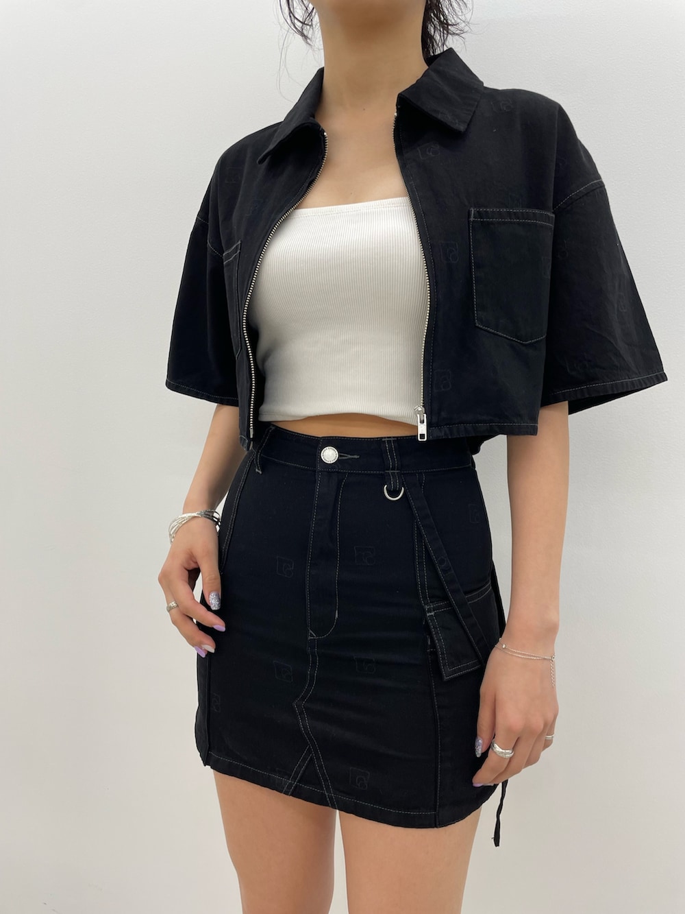 ホワイト系のキャミソール、ブラック系のシャツ/ブラウス、ブラック系のデニムスカートを着用したレディースの夏コーディネートの4枚目の写真