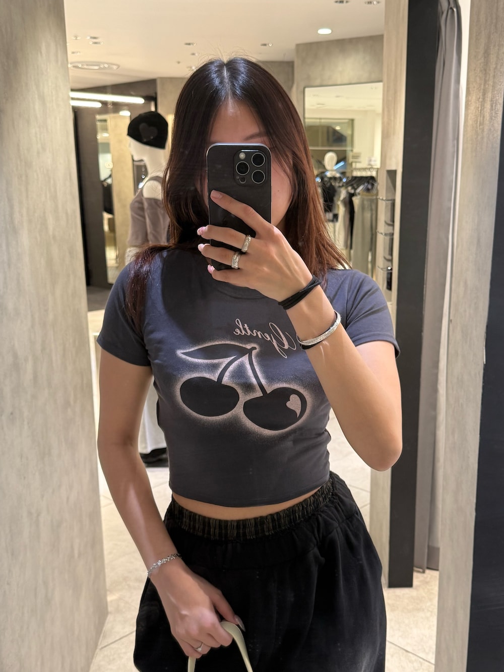グレー系のTシャツ/カットソー、ブラック系のスウェットパンツ、イエロー系のハンドバッグを着用したレディースの春コーディネートの4枚目の写真