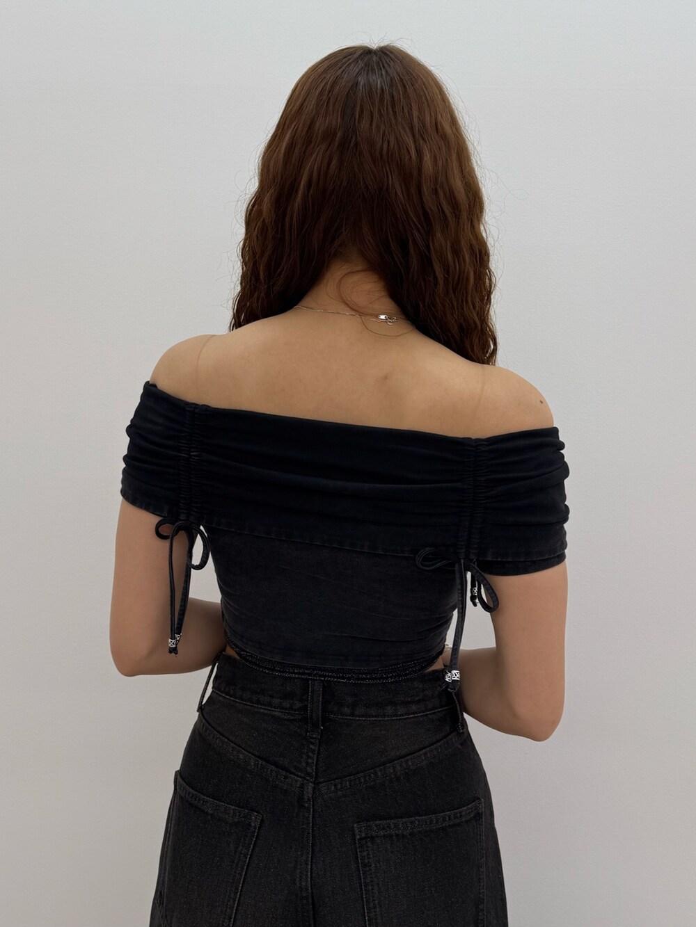 ブラック系のTシャツ/カットソー、グレー系のスカート、ブラック系のサンダルを着用したレディースの夏コーディネートの6枚目の写真