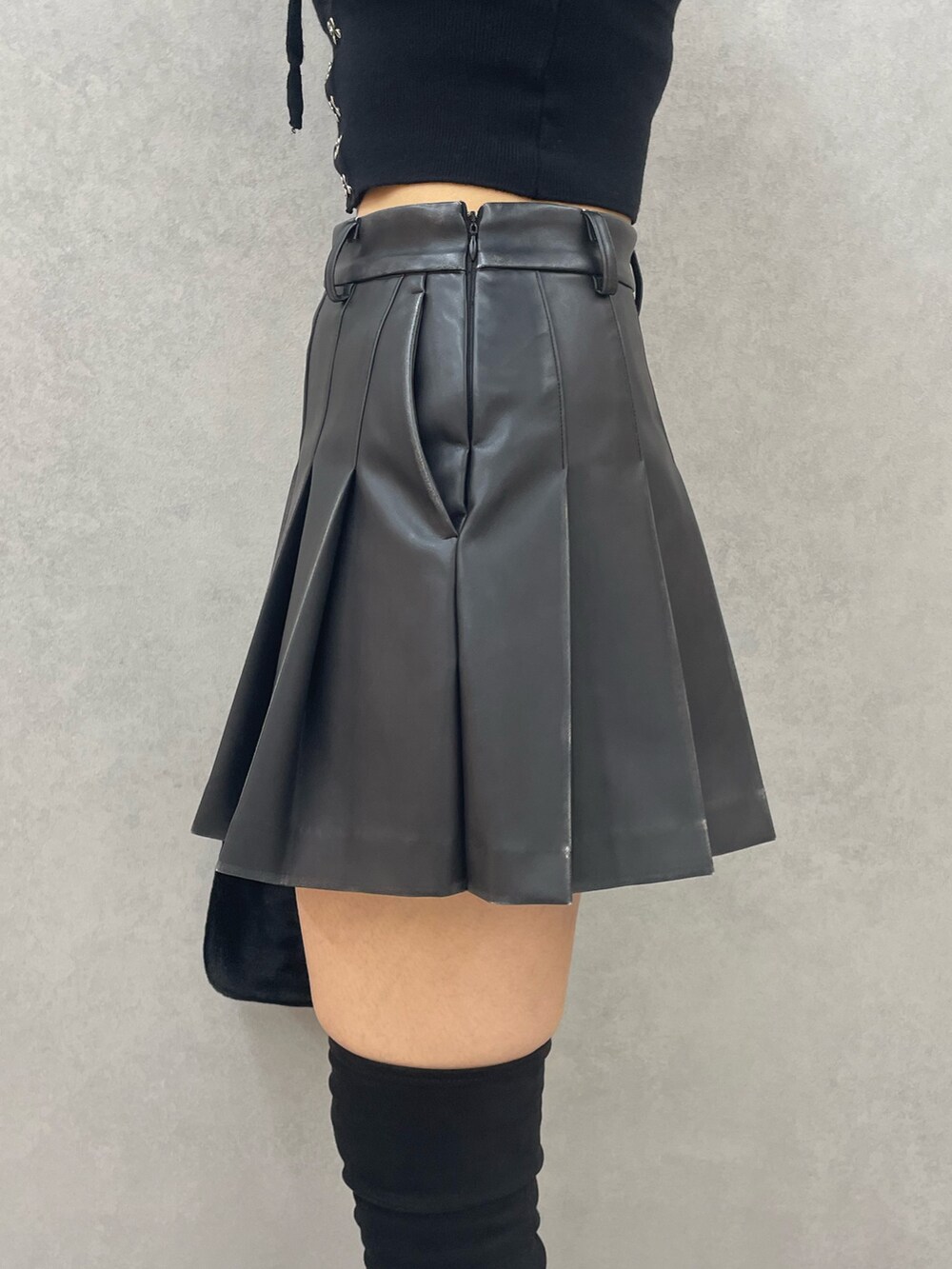 ブラック系のニット/セーター、グレー系のスカート、ブラック系のショルダーバッグを着用したレディースの夏コーディネートの8枚目の写真