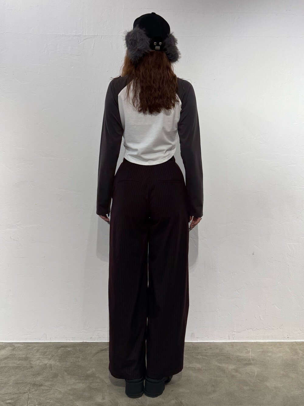 グレー系のTシャツ/カットソー、ブラウン系のその他パンツ、ブラック系のブーツを着用したレディースの秋コーディネートの3枚目の写真