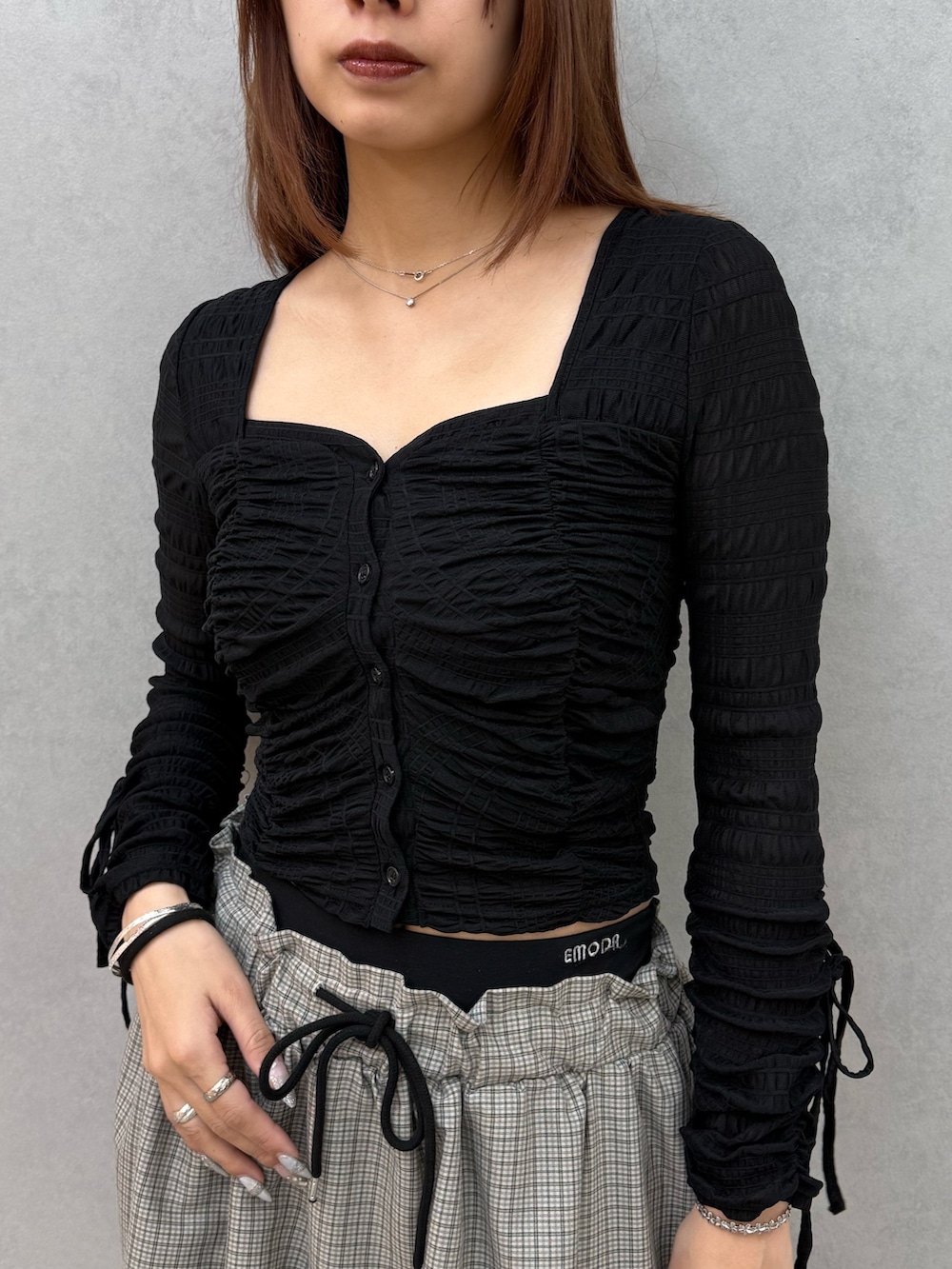 ブラック系のTシャツ/カットソー、ブルー系のデニムパンツ、ブラック系のスニーカーを着用したレディースの冬コーディネートの6枚目の写真