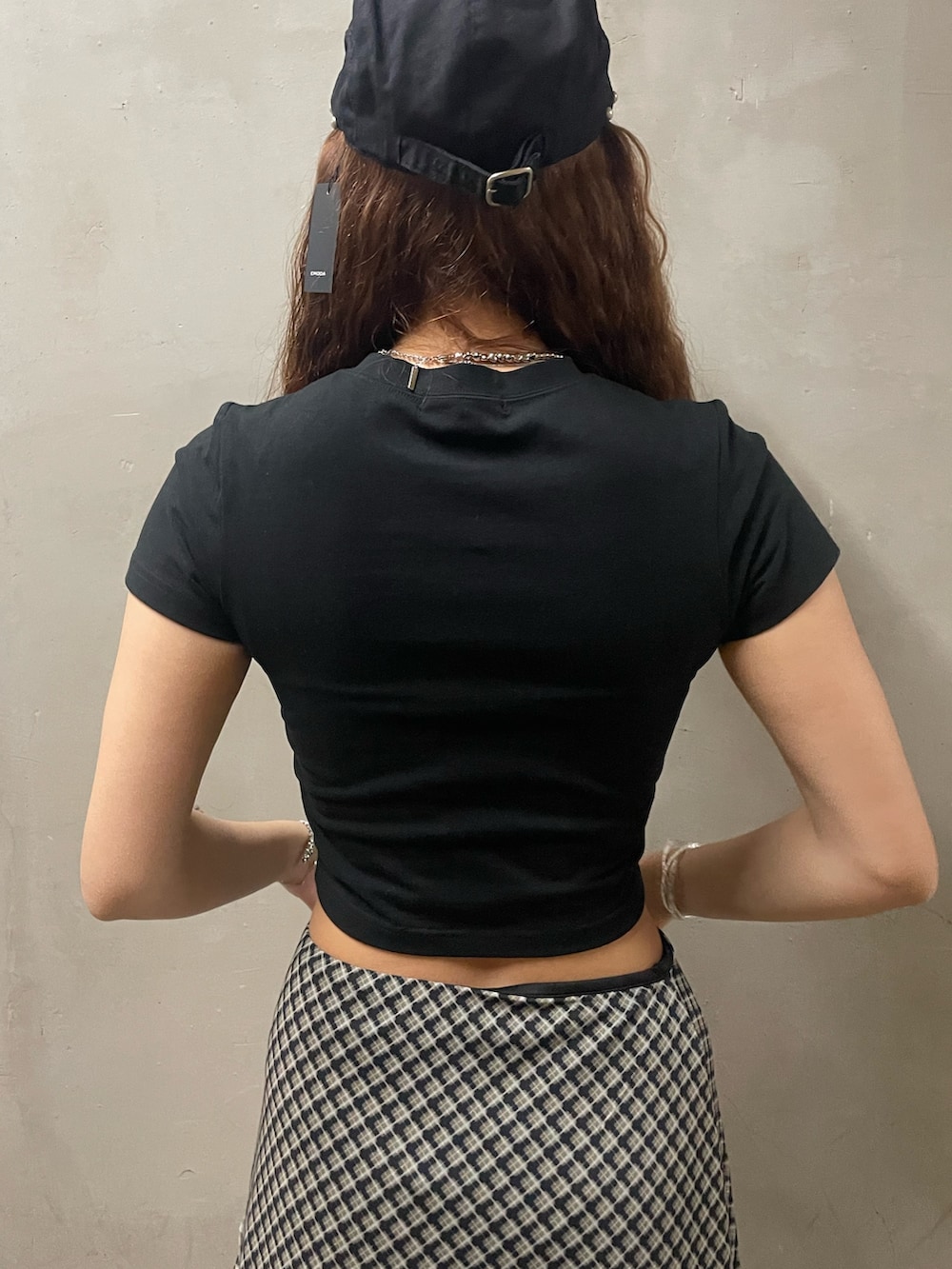 ブラック系のTシャツ/カットソー、その他のスカート、ブラック系のサンダルを着用したレディースの春コーディネートの6枚目の写真