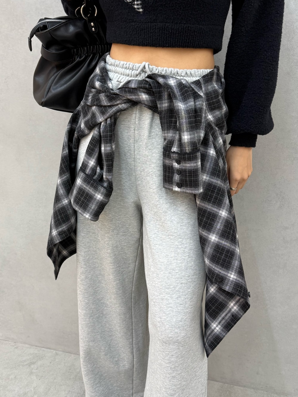 ブラック系のニット/セーター、ブラック系のブルゾン、ブラック系のシャツ/ブラウスを着用したレディースの冬コーディネートの6枚目の写真