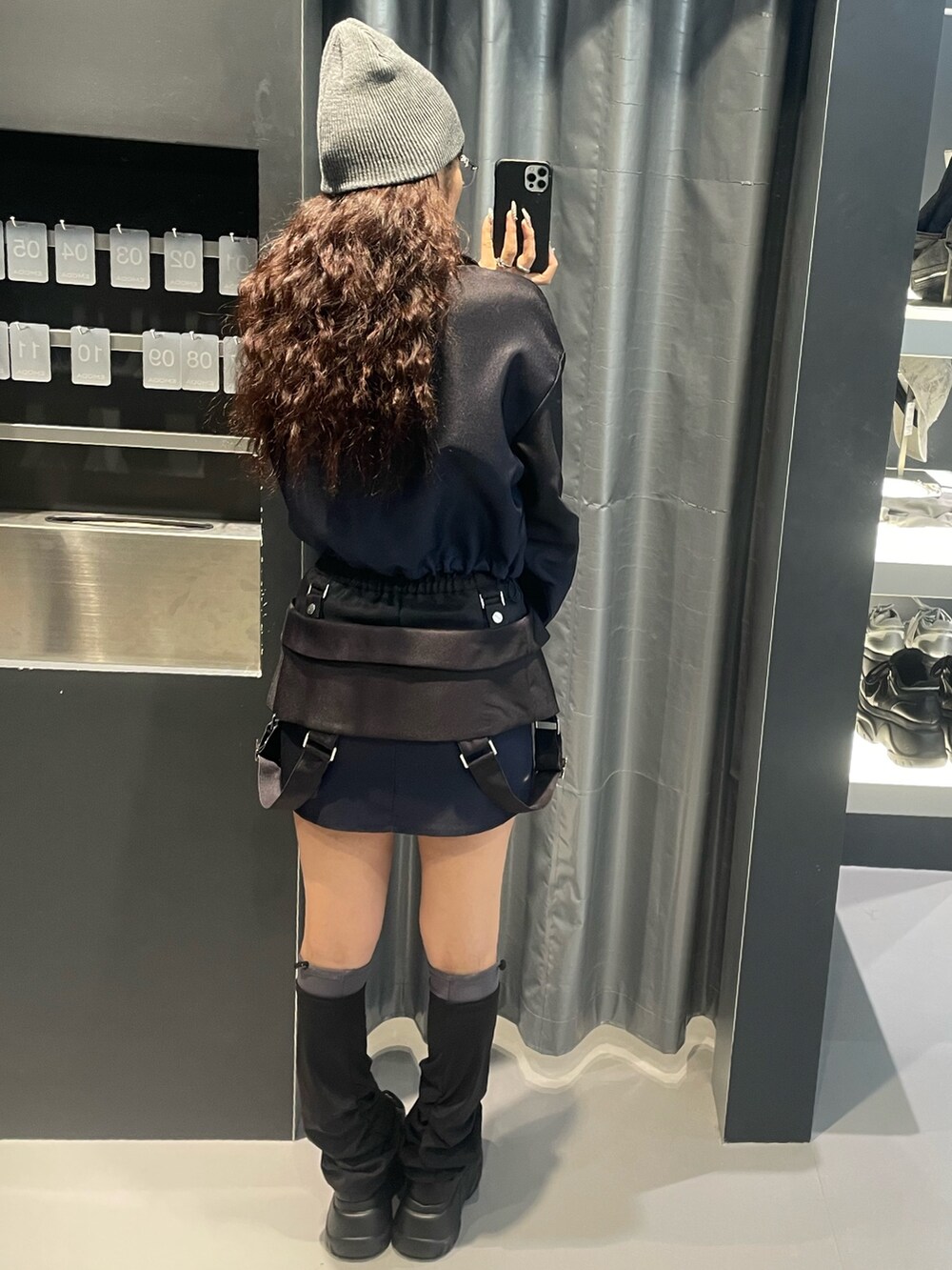 ブルー系のブルゾン、グレー系のニット/セーター、ブルー系のスカートを着用したレディースの冬コーディネートの3枚目の写真