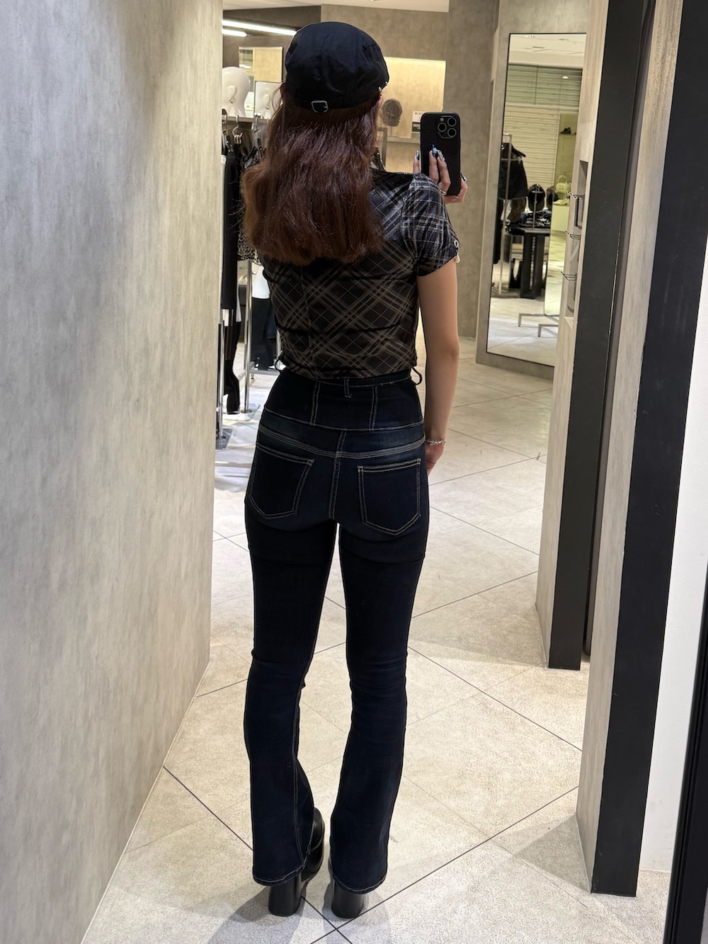 その他のTシャツ/カットソー、ブルー系のデニムパンツ、ブラック系のブーツを着用したレディースの秋コーディネートの3枚目の写真