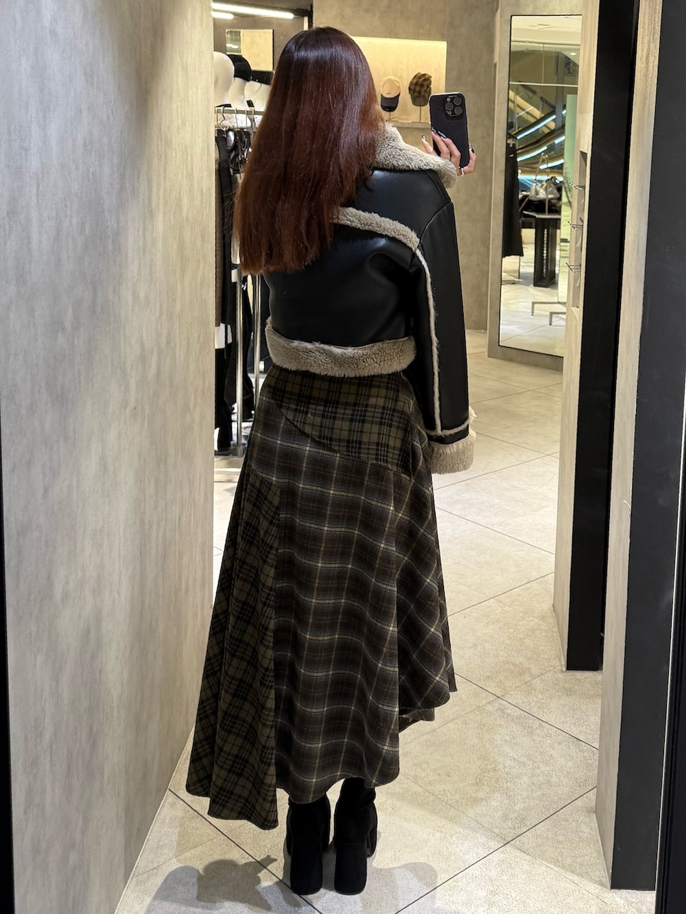 ブラック系のブーツ、グリーン系のスカート、その他のブルゾンを着用したレディースの秋コーディネートの3枚目の写真