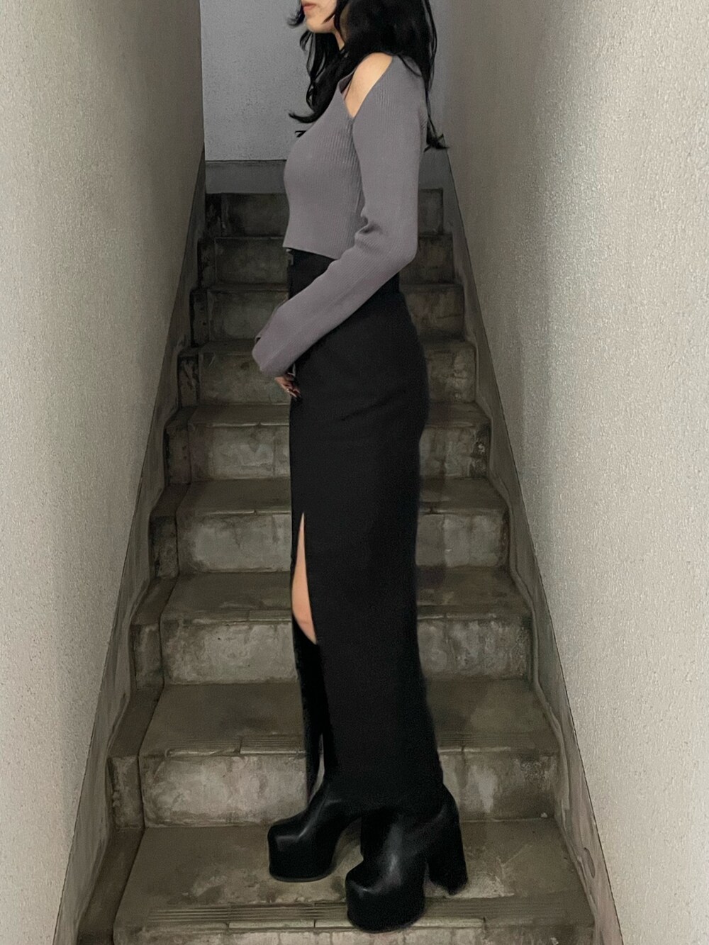 グレー系のニット/セーター、その他のチェスターコート、ブラック系のスカートを着用したレディースの冬コーディネートの6枚目の写真