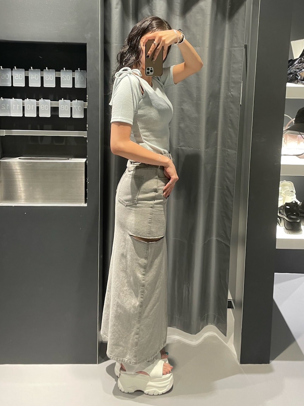 ブルー系のTシャツ/カットソー、グレー系のデニムスカート、ホワイト系のサンダルを着用したレディースの夏コーディネートの2枚目の写真