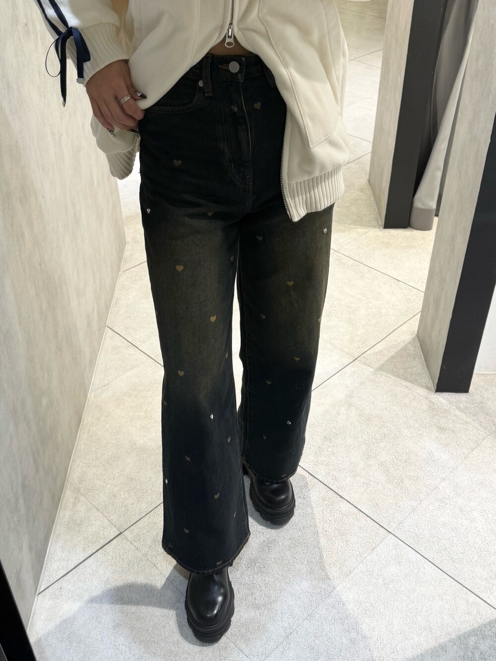 ブラック系のパーカー、グレー系のブルゾン、ブルー系のデニムパンツを着用したレディースの秋コーディネートの6枚目の写真