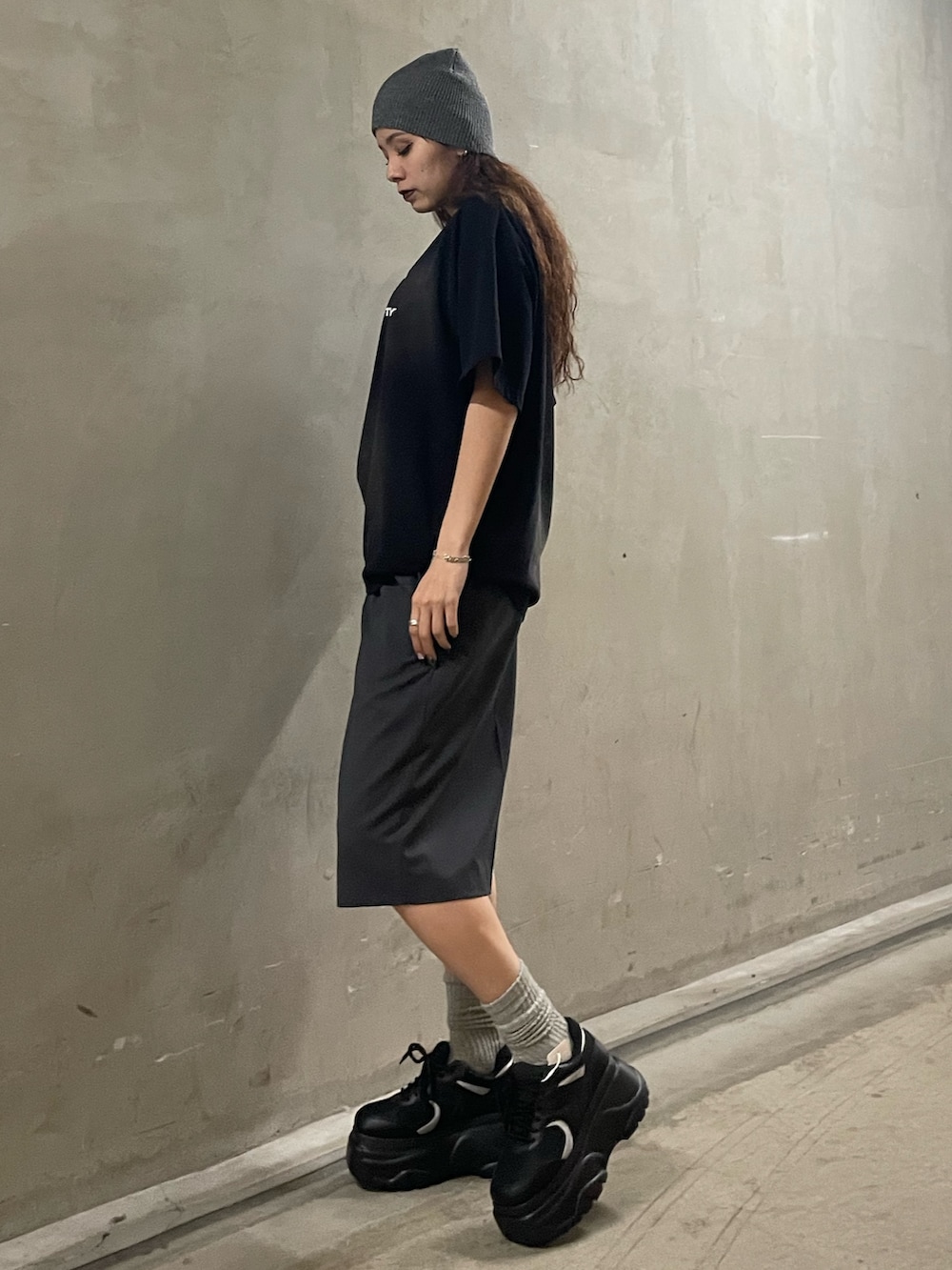 「EMODA、モノトーン、モノトーンコーデ、高身長女子、高身長コーデ、春夏コーデ、夏コーデ、カジュアルコーデ、ビーニー、Tシャツ、ハーフパンツ、厚底スニーカー、厚底シューズ、お出かけコーデ、パンツコーデ」｜「EMODAのスペイシーEプレートビーニー（ニットキャップ/ビーニー、グレー系）」を使った、菅谷レイナさん（骨格ストレート・レディース・168cm）の春コーディネートの2枚目の写真