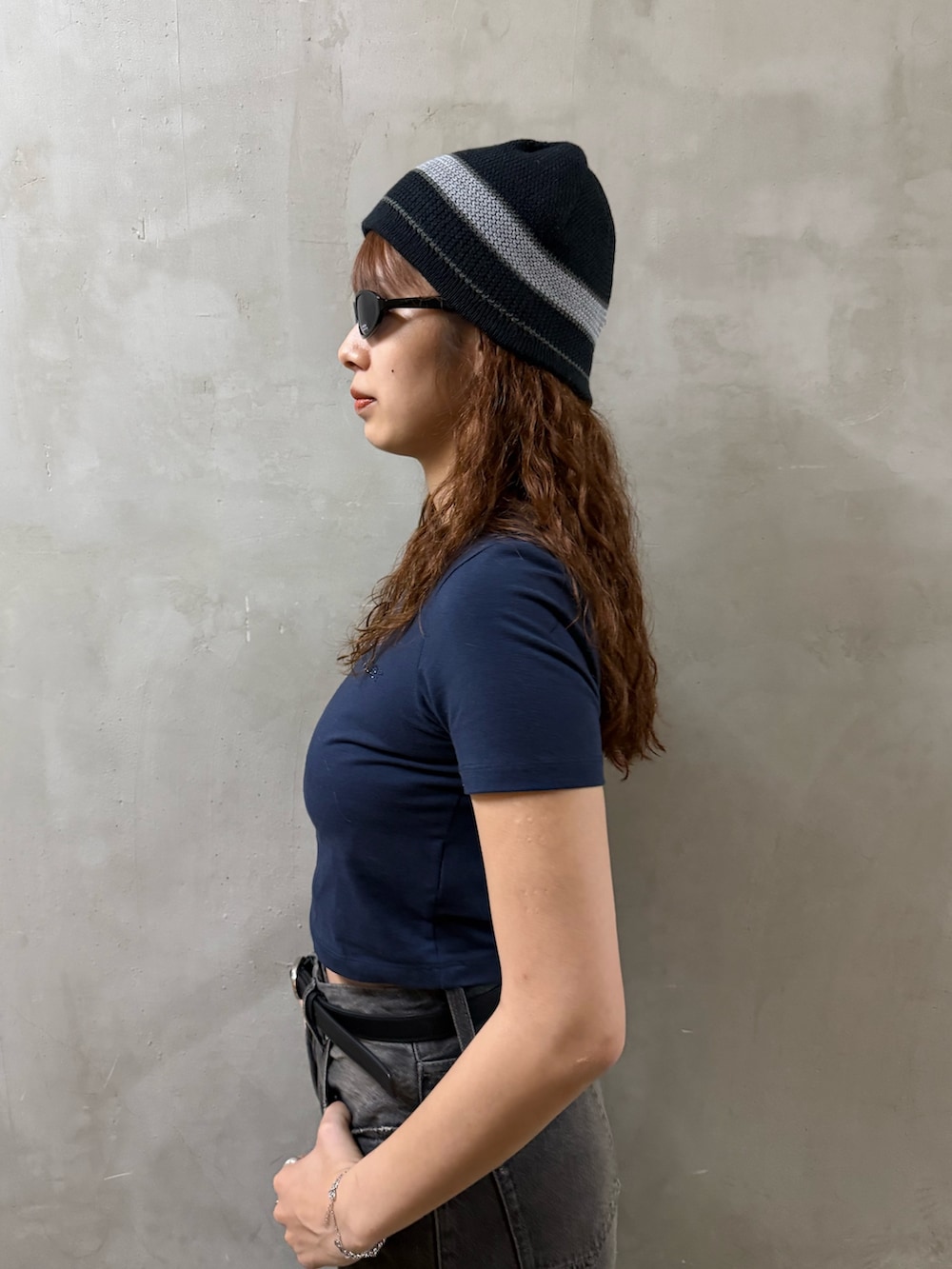 ブルー系のTシャツ/カットソー、ブラック系のデニムパンツ、ブラック系のサンダルを着用したレディースの夏コーディネートの5枚目の写真