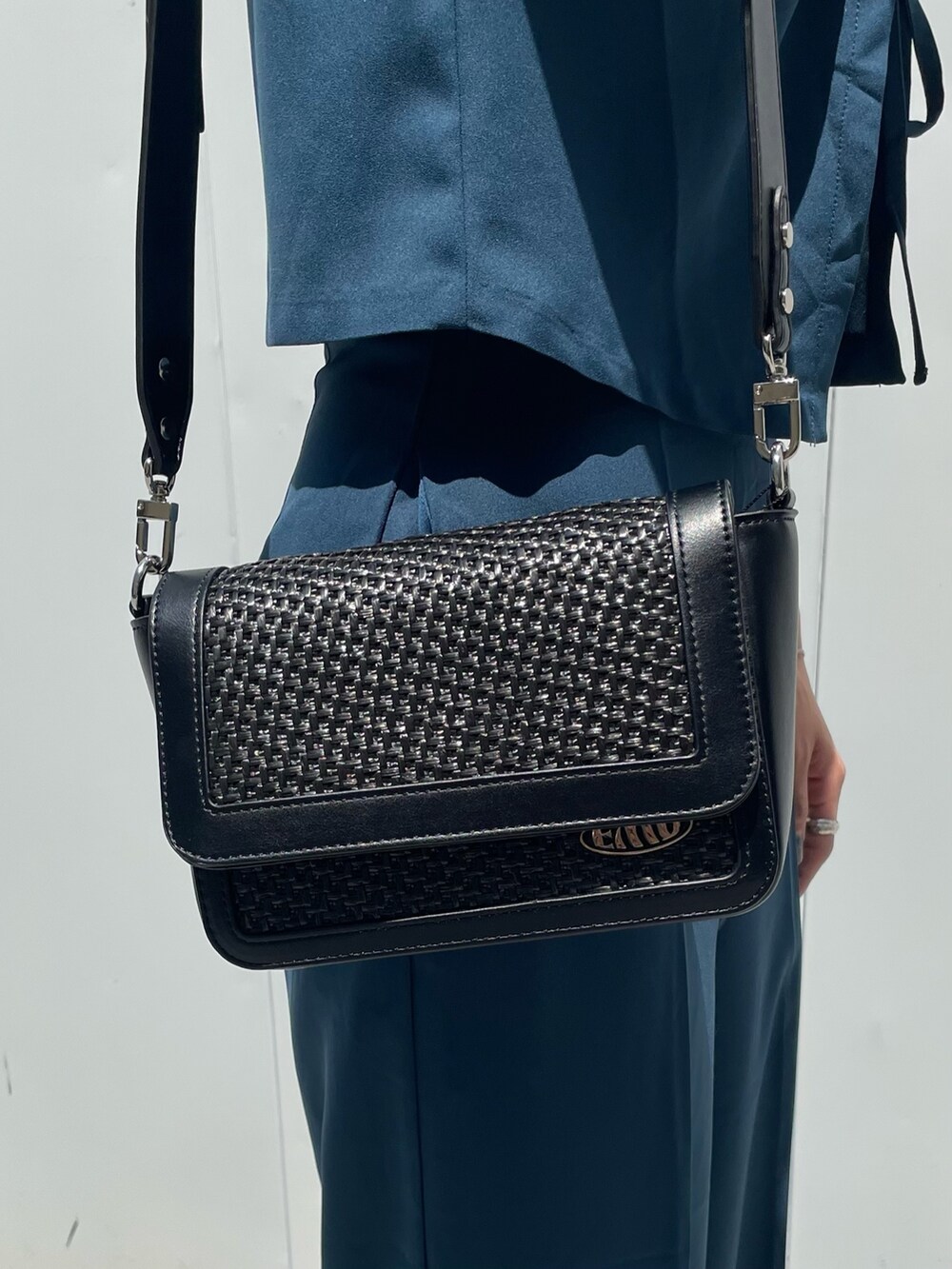 ブルー系のつなぎ/オールインワン、ブラック系のショルダーバッグ、ブラック系のサンダルを着用したレディースの夏コーディネートの4枚目の写真