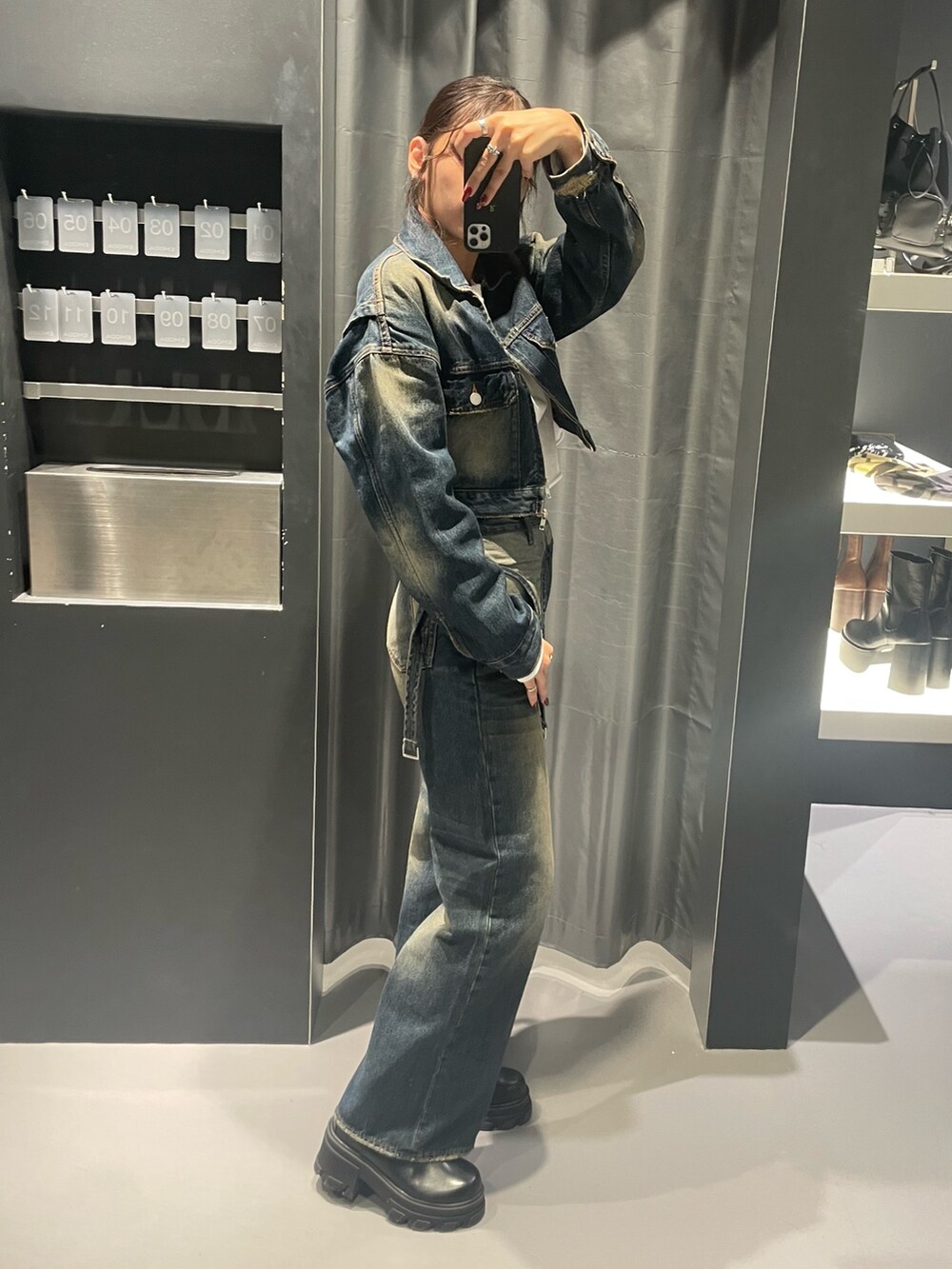 ブルー系のデニムジャケット、ホワイト系のTシャツ/カットソー、ブルー系のデニムパンツを着用したレディースの秋コーディネートの2枚目の写真