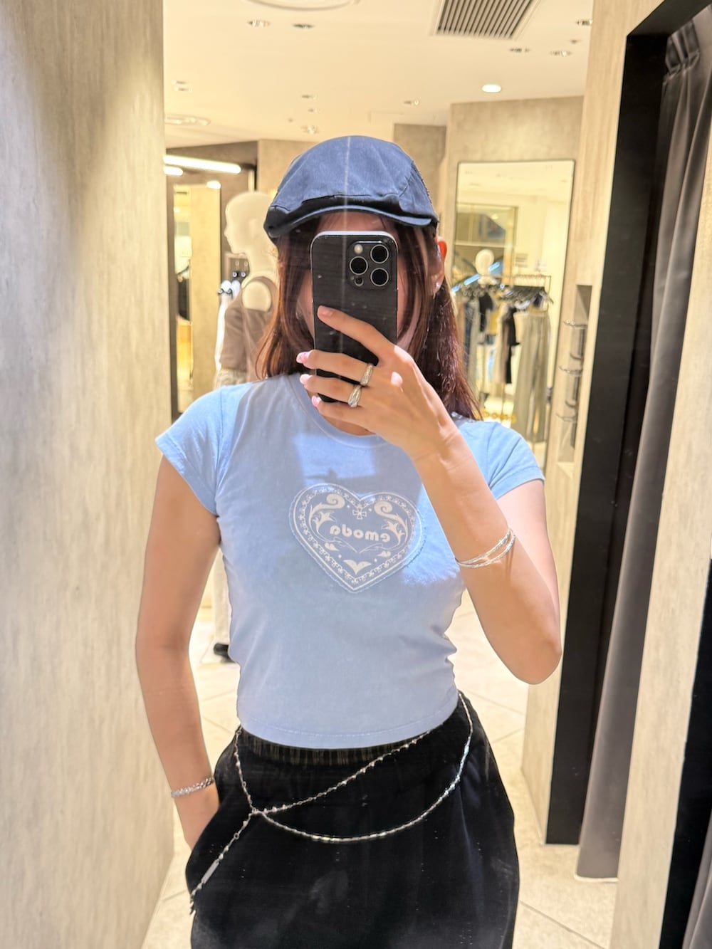 ブルー系のTシャツ/カットソー、ブラック系のスウェットパンツ、ブラック系のスニーカーを着用したレディースの春コーディネートの4枚目の写真