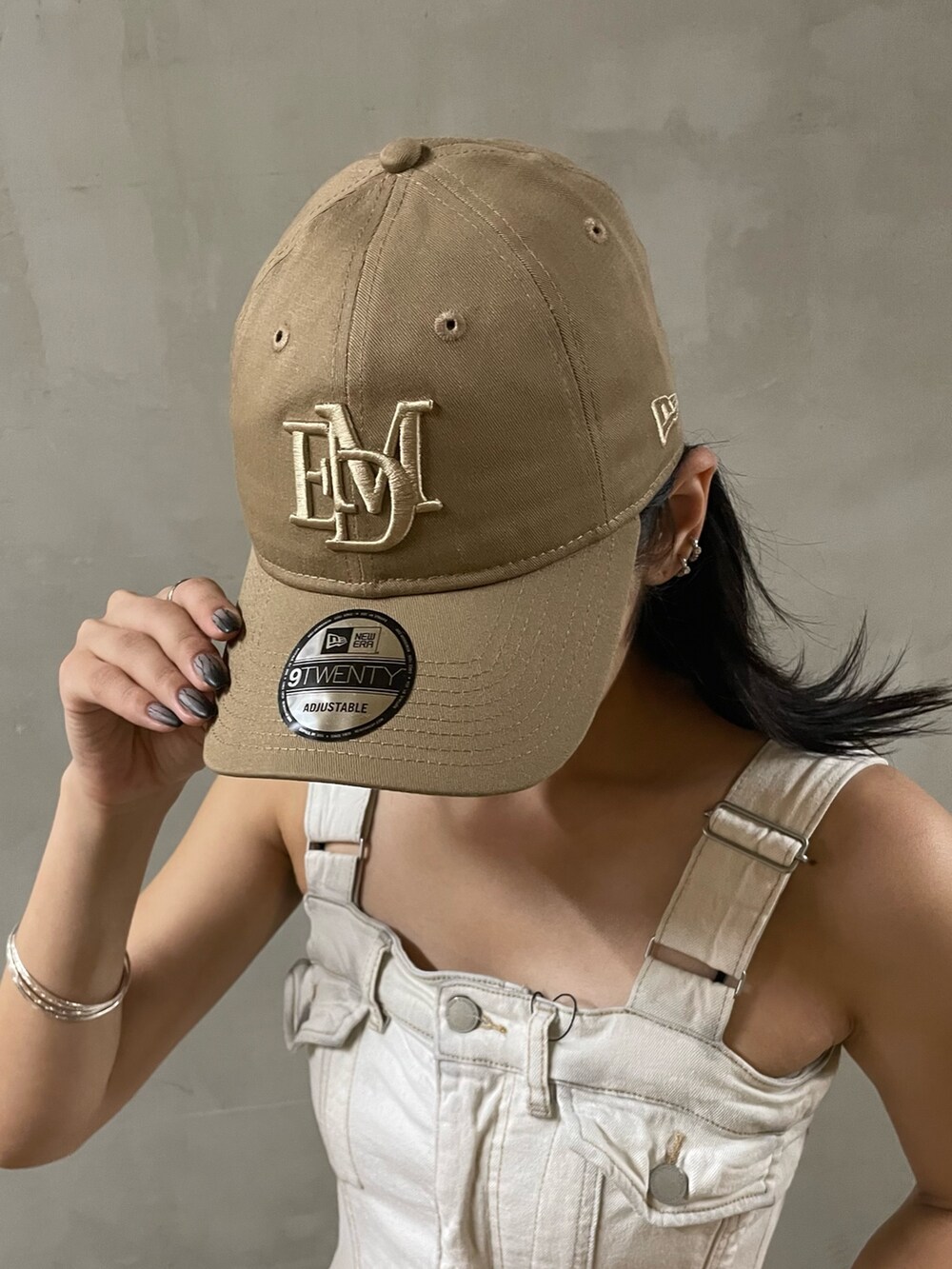 ブラック系のTシャツ/カットソー、ホワイト系のワンピース、ホワイト系のサンダルを着用したレディースの夏コーディネートの6枚目の写真