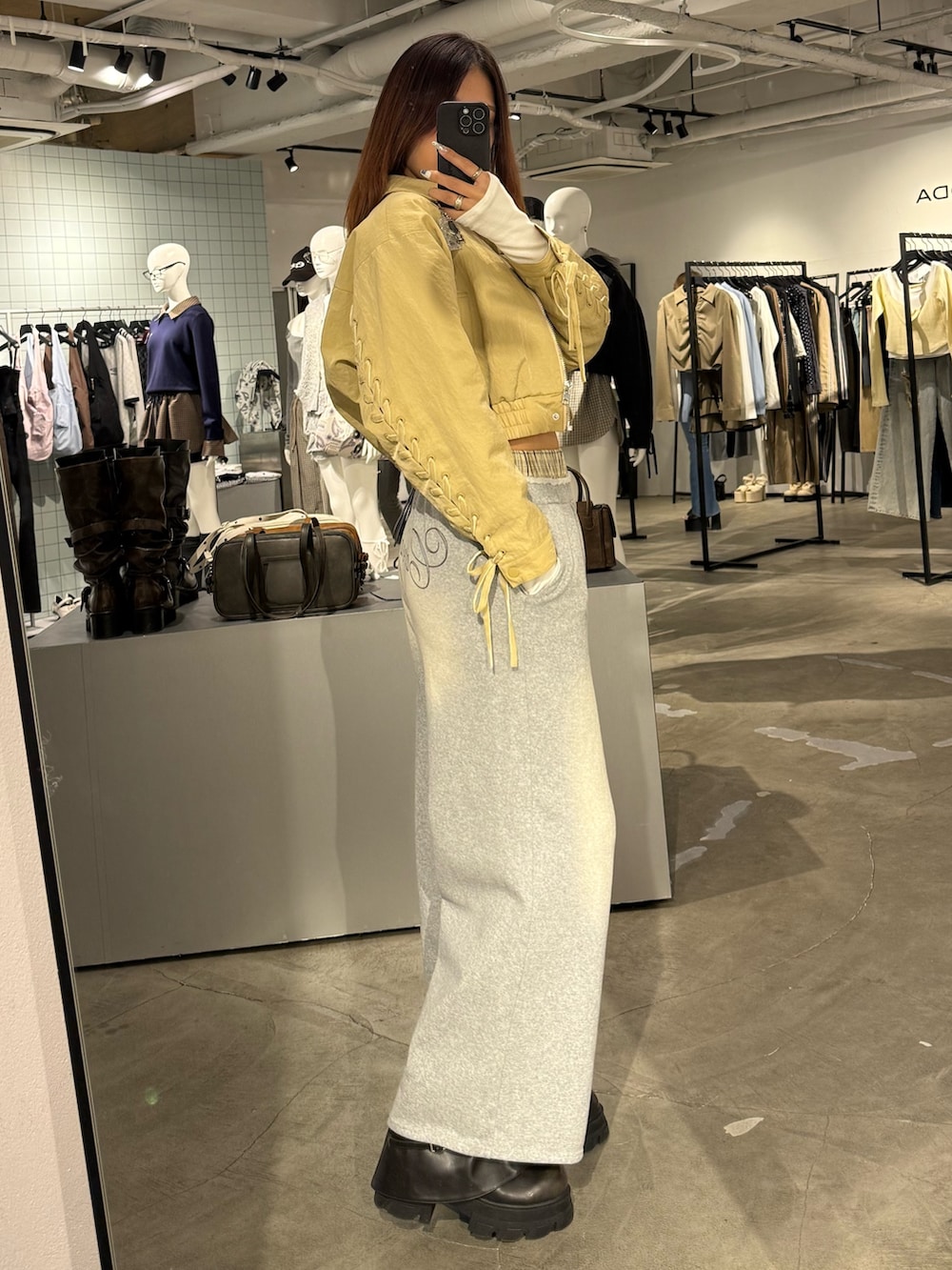 ホワイト系のTシャツ/カットソー、イエロー系のブルゾン、グレー系のスウェットパンツを着用したレディースの春コーディネートの2枚目の写真