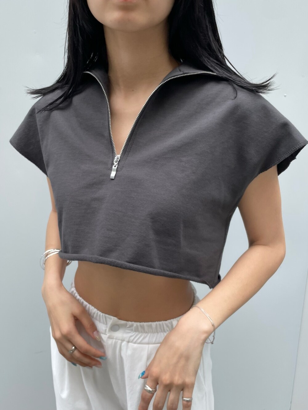 グレー系のTシャツ/カットソー、ホワイト系のその他パンツ、ホワイト系のサンダルを着用したレディースの夏コーディネートの3枚目の写真