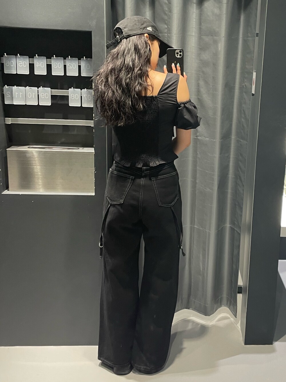 ブラック系のTシャツ/カットソー、ブラック系のデニムパンツ、ブラック系のサンダルを着用したレディースの夏コーディネートの3枚目の写真