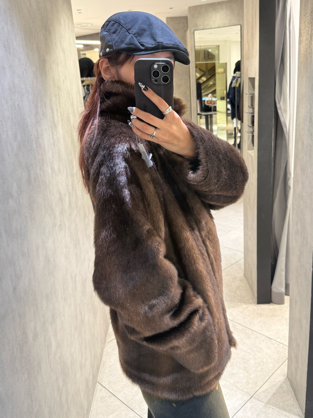 ブラウン系のその他アウター、ブルー系のデニムパンツ、ブラック系のブーツを着用したレディースの秋コーディネートの5枚目の写真