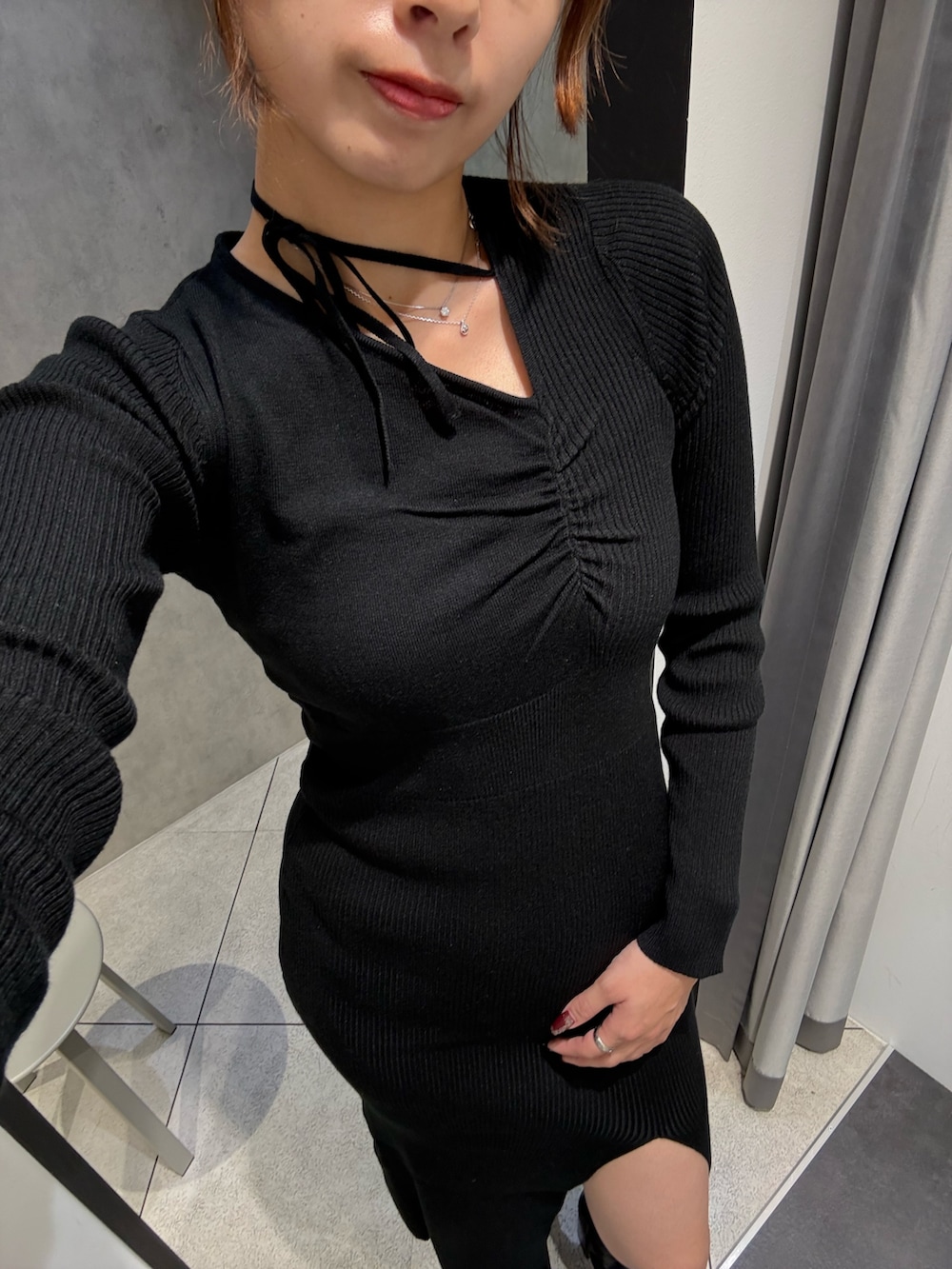 ブラック系のブルゾン、ブラック系のワンピース、ブラック系のブーツを着用したレディースの秋コーディネートの8枚目の写真