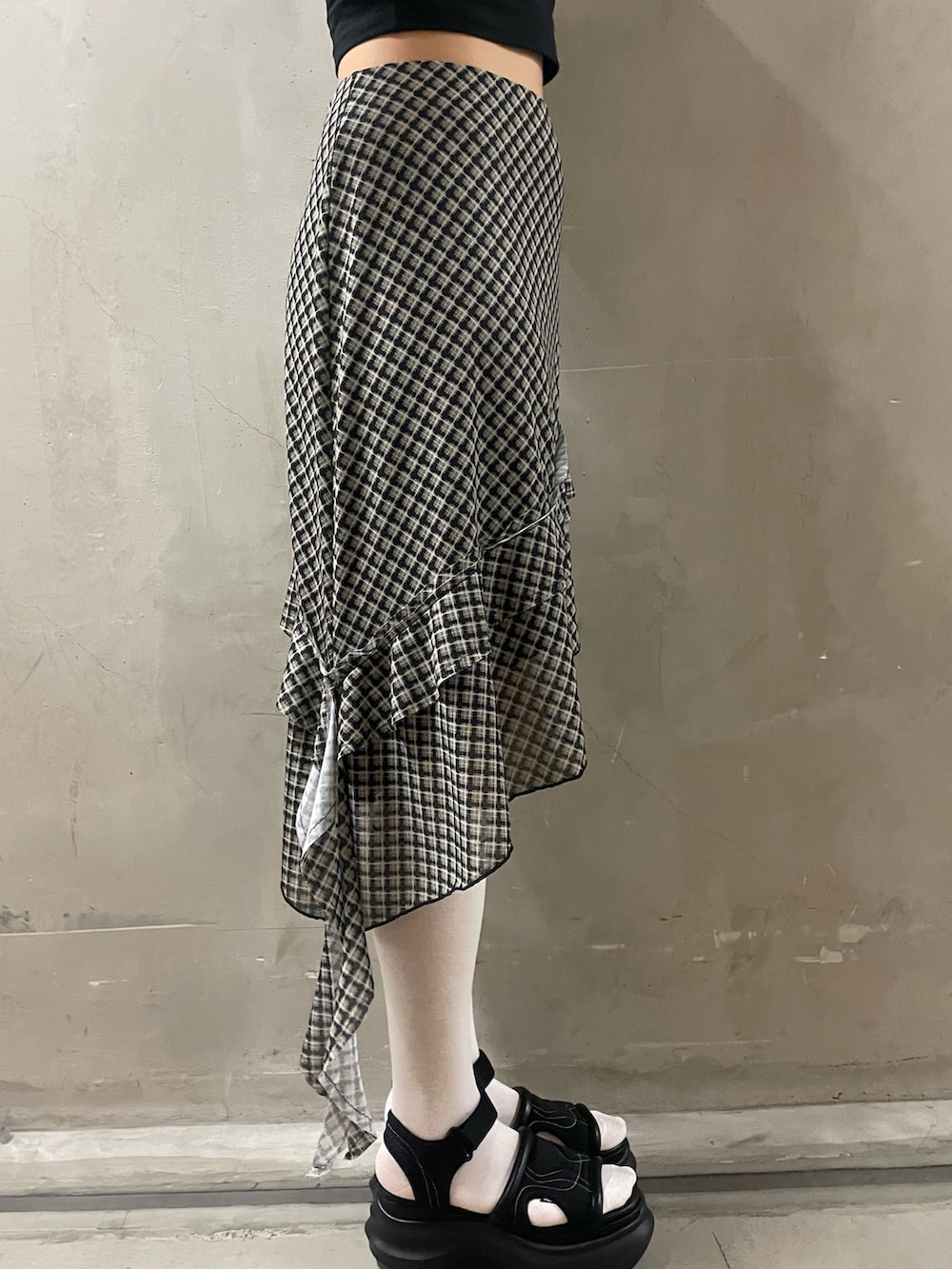 ブラック系のTシャツ/カットソー、その他のスカート、ブラック系のサンダルを着用したレディースの春コーディネートの9枚目の写真