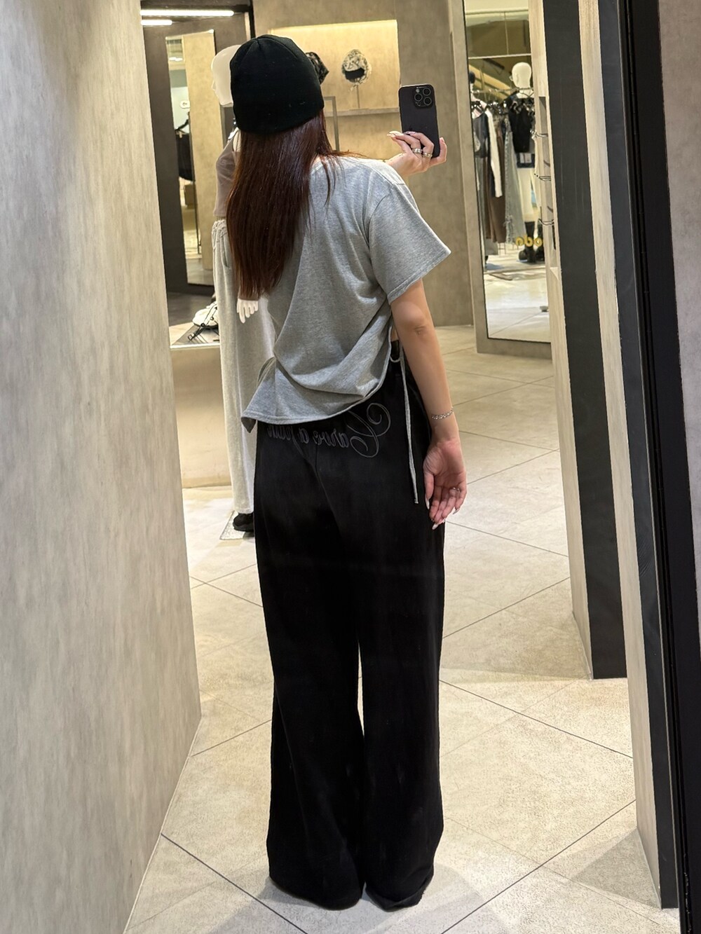 グレー系のTシャツ/カットソー、ブラック系のスウェットパンツ、ブラック系のスニーカーを着用したレディースの春コーディネートの3枚目の写真