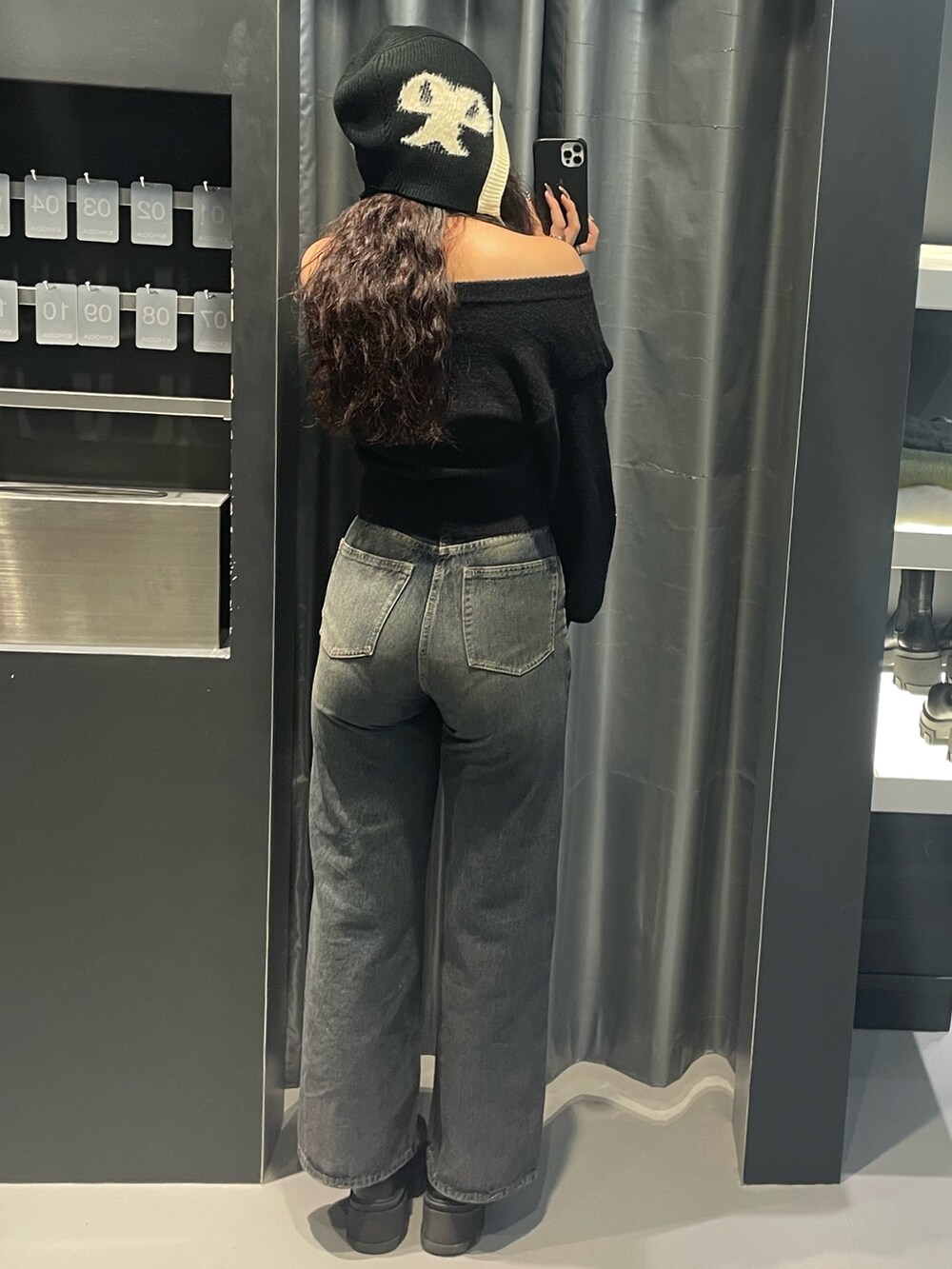 「カジュアルコーデ、デニムコーデ、EMODA、高身長コーデ、高身長女子、骨格ストレート、ニットキャップ、オフショル、デニム、ワイドデニム、ハイウエストデニム、サイドゴアブーツ、厚底ブーツ、ショートブーツ、休日スタイル」｜「EMODAのシャギーロゴニットキャップ（ニットキャップ/ビーニー、ブラック系）」を使った、菅谷レイナさん（骨格ストレート・レディース・168cm）の冬コーディネートの3枚目の写真