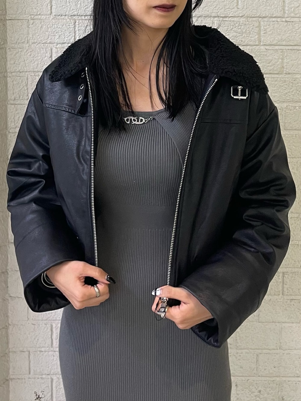 ブラック系のブルゾン、グレー系のワンピース、ブラック系のブーツを着用したレディースの秋コーディネートの4枚目の写真