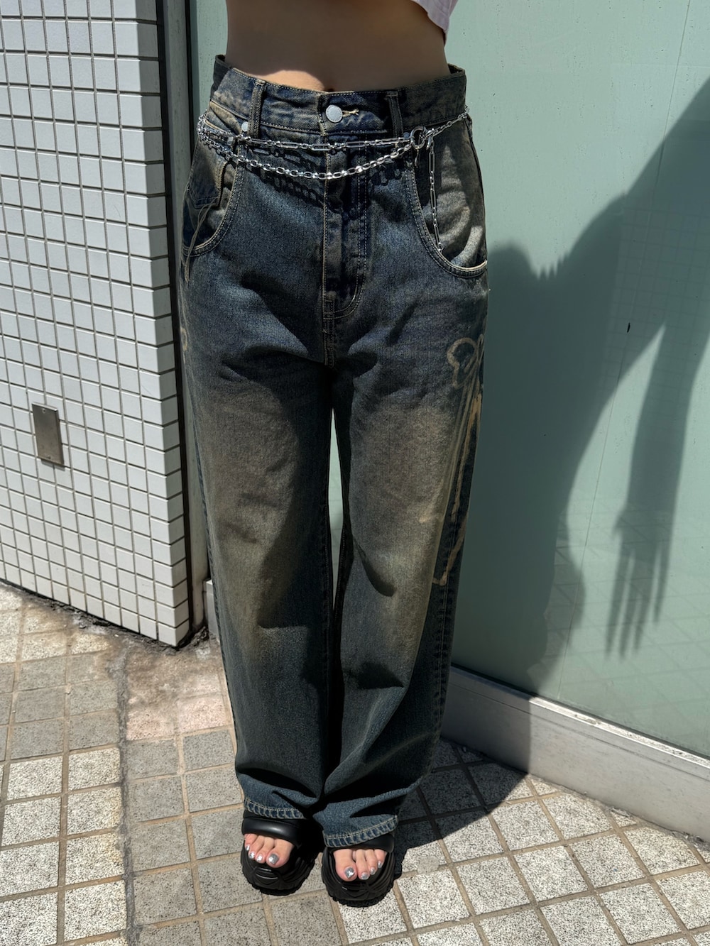 ピンク系のTシャツ/カットソー、ブルー系のデニムパンツ、ブラック系のショルダーバッグを着用したレディースの夏コーディネートの5枚目の写真