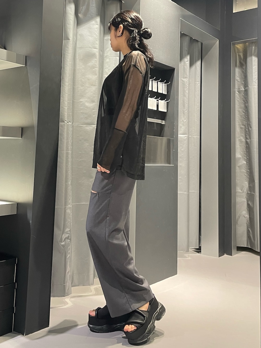 ブラック系のタンクトップ、ブラック系のTシャツ/カットソー、グレー系のその他パンツを着用したレディースの春コーディネートの2枚目の写真