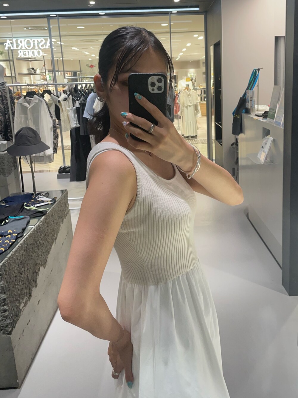 ホワイト系のワンピース、ホワイト系のサンダル、シルバー系のネックレスを着用したレディースの夏コーディネートの4枚目の写真