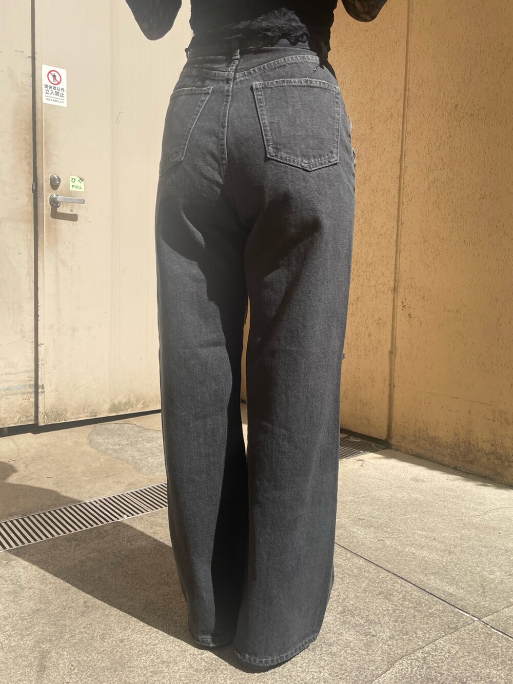 ブラック系のTシャツ/カットソー、ブラック系のTシャツ/カットソー、ブラック系のデニムパンツを着用したレディースの春コーディネートの8枚目の写真