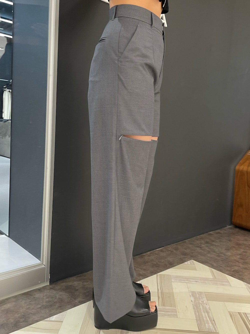 ブラック系のタンクトップ、ブラック系のTシャツ/カットソー、グレー系のその他パンツを着用したレディースの春コーディネートの8枚目の写真