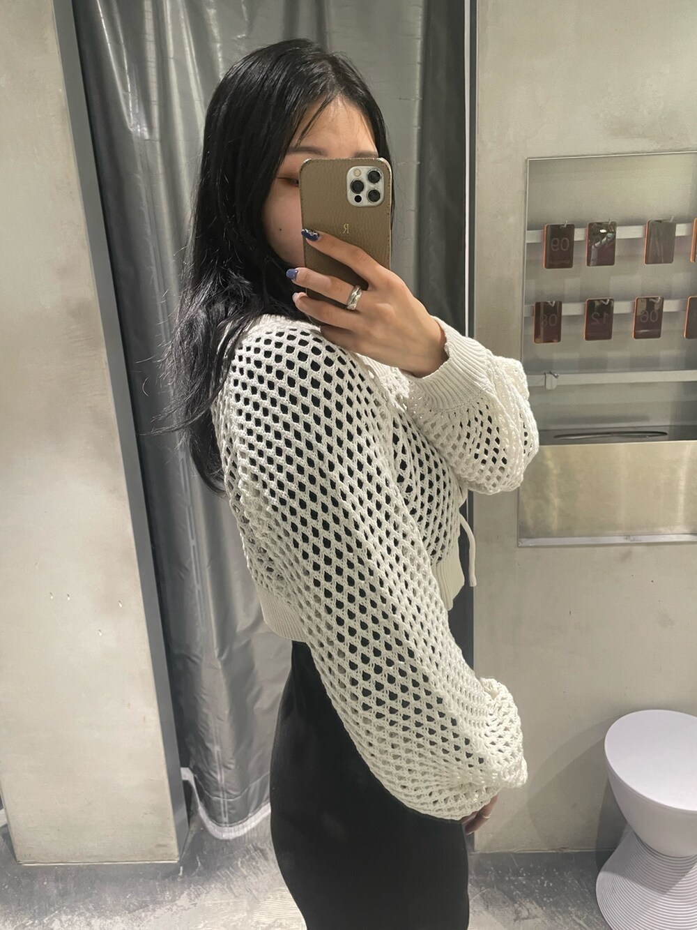 ホワイト系のワンピース、ブラック系のブーツを着用したレディースの冬コーディネートの4枚目の写真