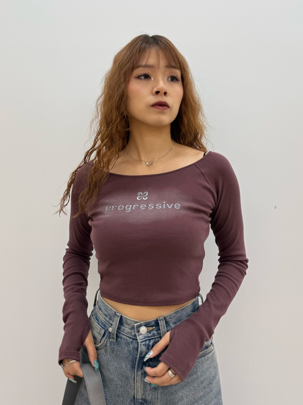 レッド系のTシャツ/カットソー、ブルー系のデニムパンツ、ブラウン系のブーツを着用したレディースの夏コーディネートの4枚目の写真