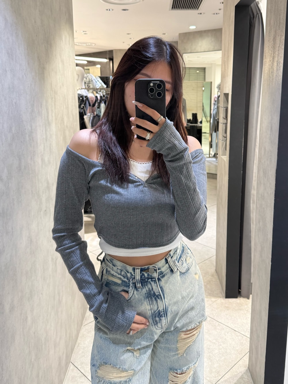 グレー系のTシャツ/カットソー、ブルー系のデニムパンツ、ブラック系のスニーカーを着用したレディースの春コーディネートの4枚目の写真