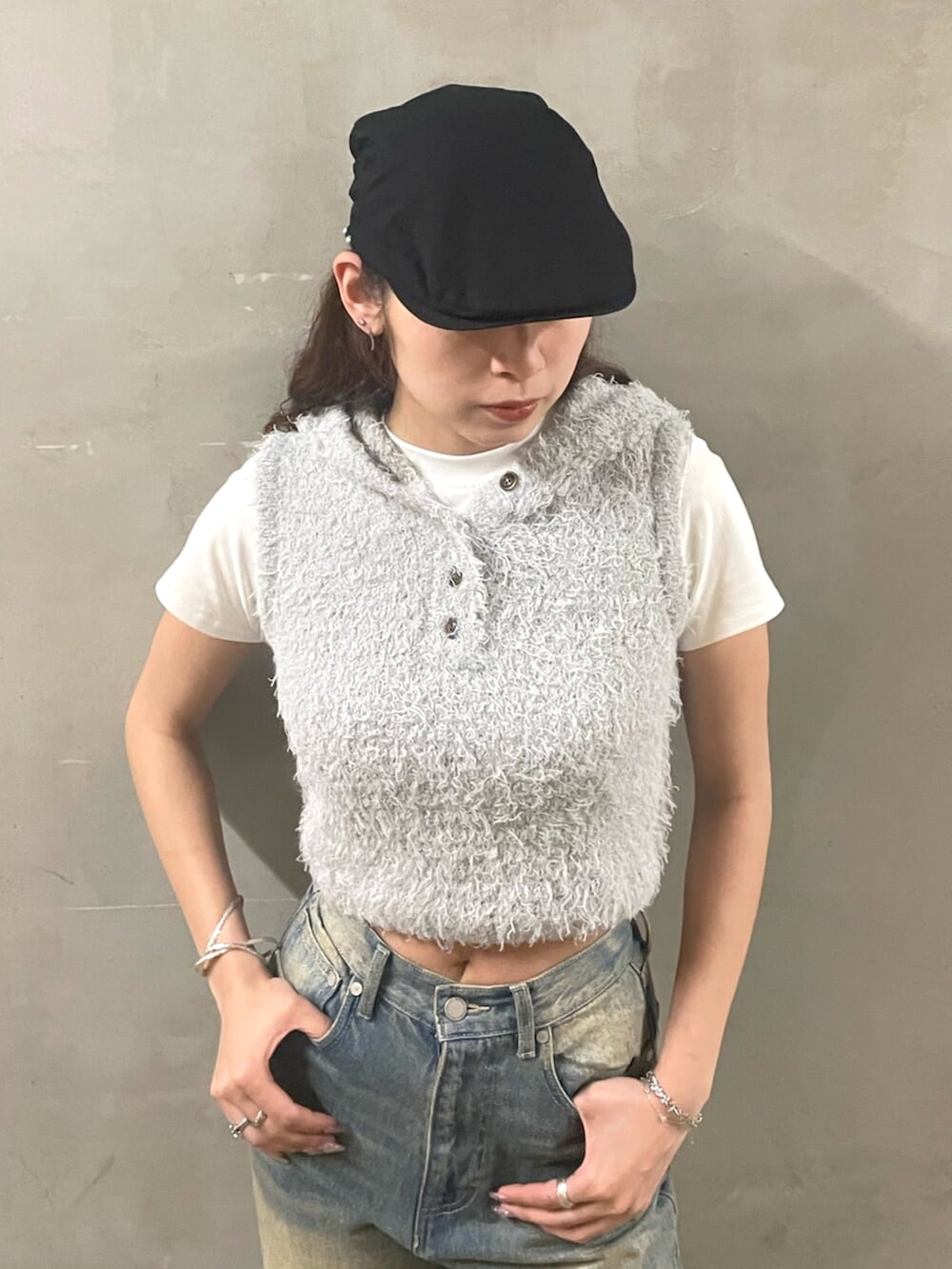 「EMODA、春コーデ、春夏コーデ、デニム、デニムコーデ、高身長女子、高身長コーデ、骨格ストレート、ハンチング、Tシャツ、ノースリーブ、シャギーニット、ワイドパンツ、ワイドデニム、スニーカーサンダル」｜「EMODAのヴィンテージシェードルーズジーンズ（デニムパンツ、ブルー系）」を使った、菅谷レイナさん（骨格ストレート・レディース・168cm）の春コーディネートの4枚目の写真