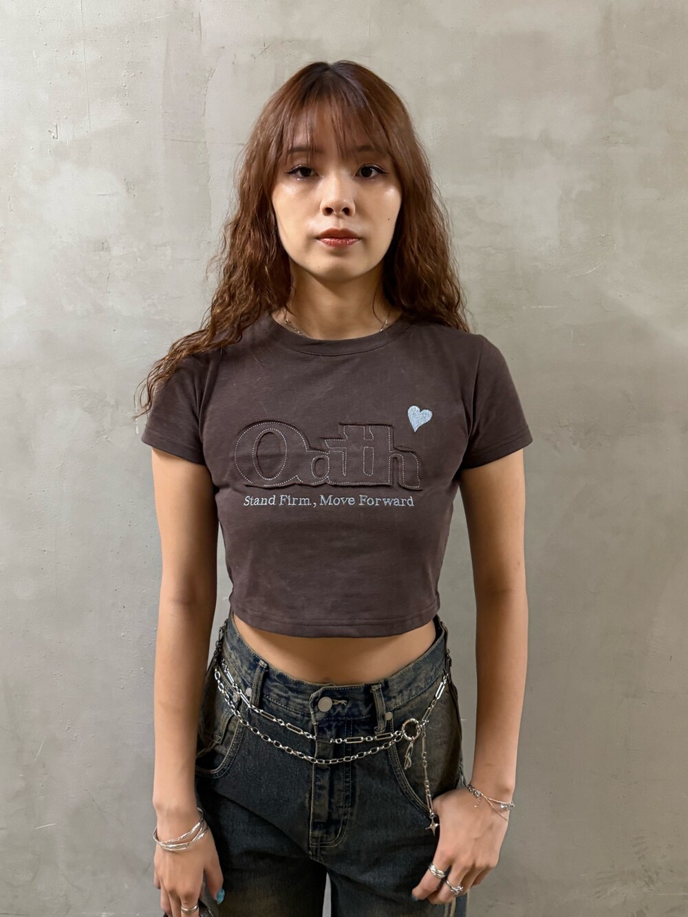 ブラウン系のTシャツ/カットソー、ブルー系のデニムパンツ、ブラウン系のサンダルを着用したレディースの夏コーディネートの4枚目の写真