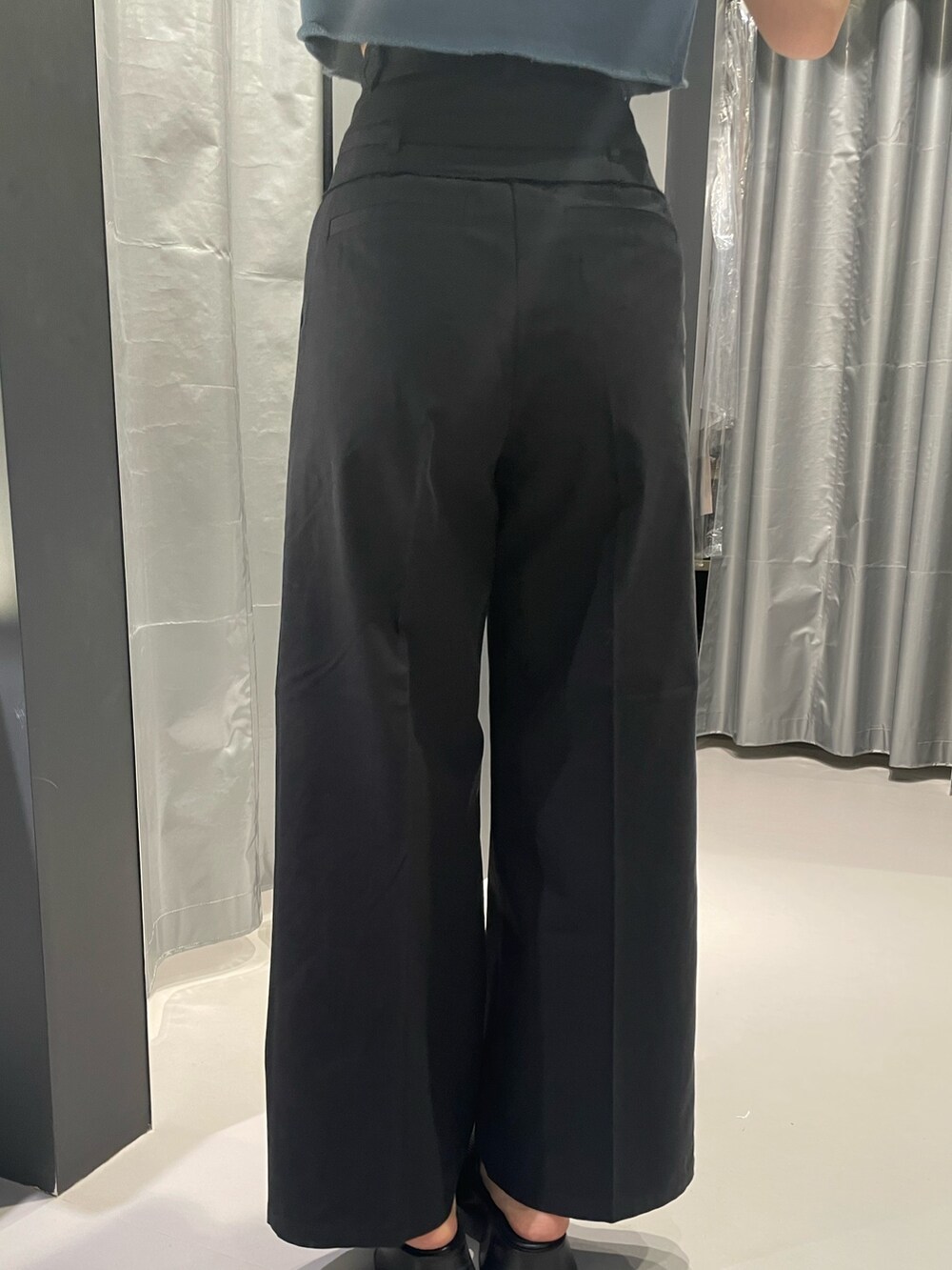 ベージュ系のTシャツ/カットソー、ブラック系のその他パンツ、ブラック系のサンダルを着用したレディースの夏コーディネートの9枚目の写真